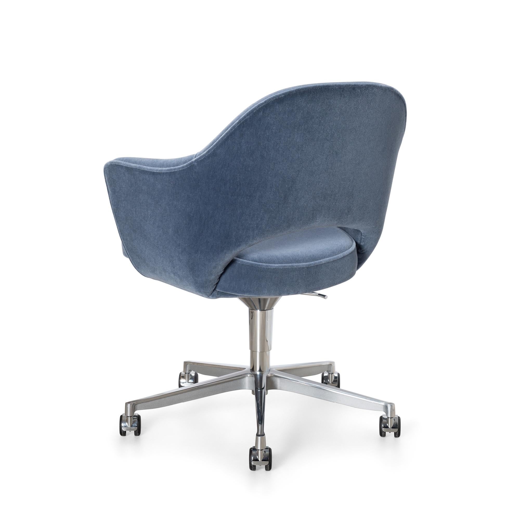 Knoll Saarinen Chefsessel aus Schieferblauem Mohair mit drehbarem Untergestell im Zustand „Gut“ im Angebot in Stamford, CT