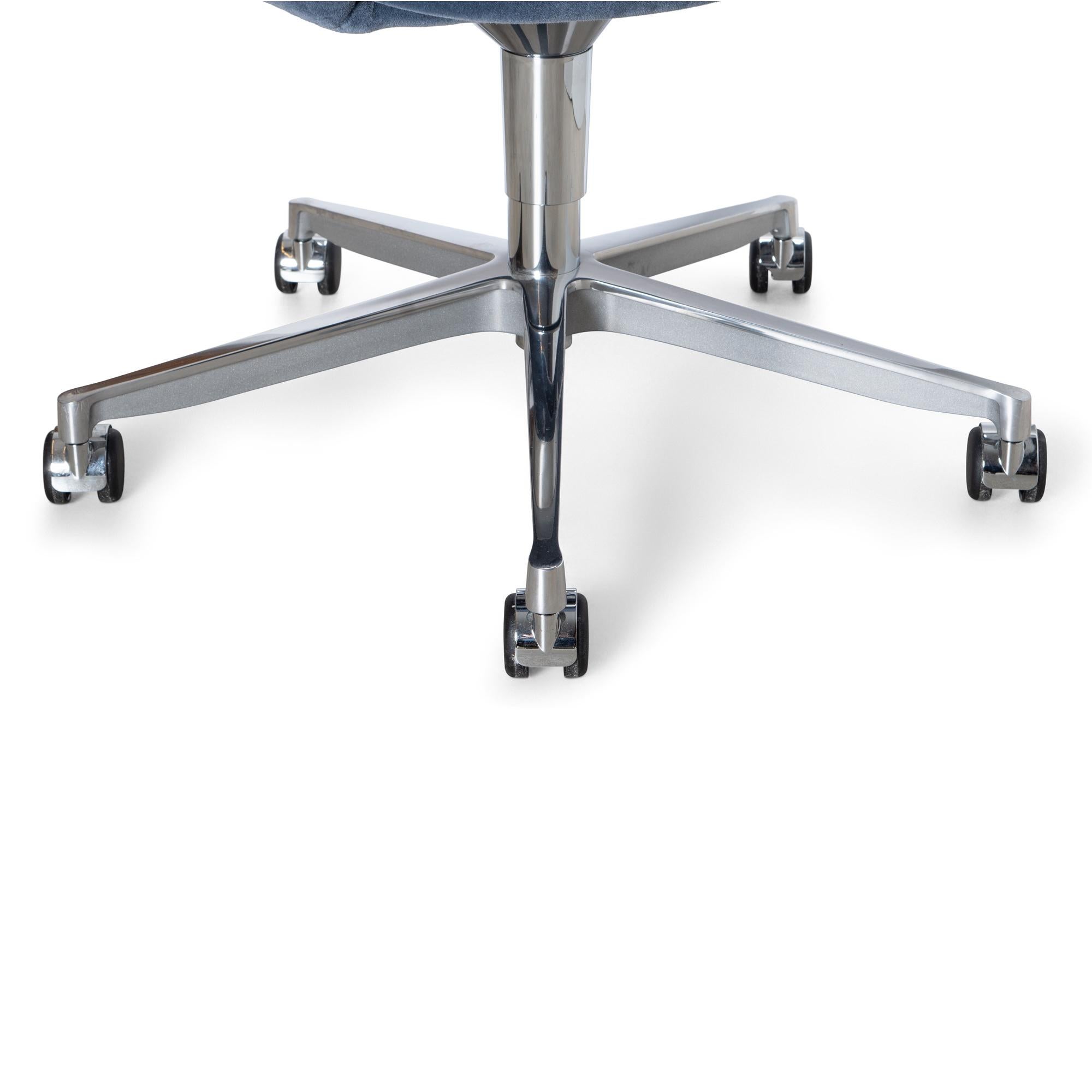 Knoll Saarinen Chefsessel aus Schieferblauem Mohair mit drehbarem Untergestell (Aluminium) im Angebot