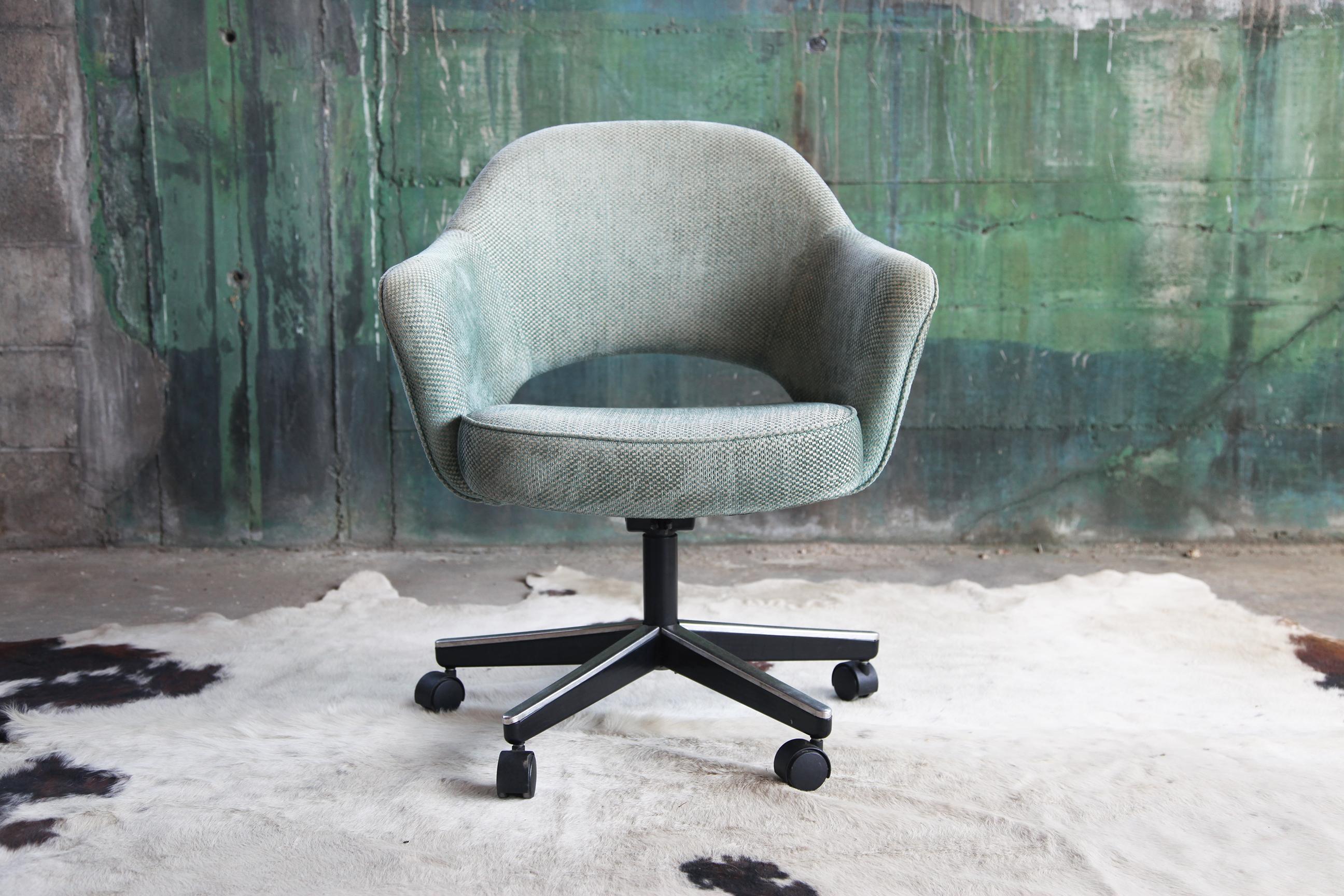 1980s Vintage executive armchair with original light turquoise woven knoll textile. Beautiful faded color, great vintage look. 

Designed in 1950 by Eero Saarinen for Knoll International. 
Made by Knoll International North America, marked with