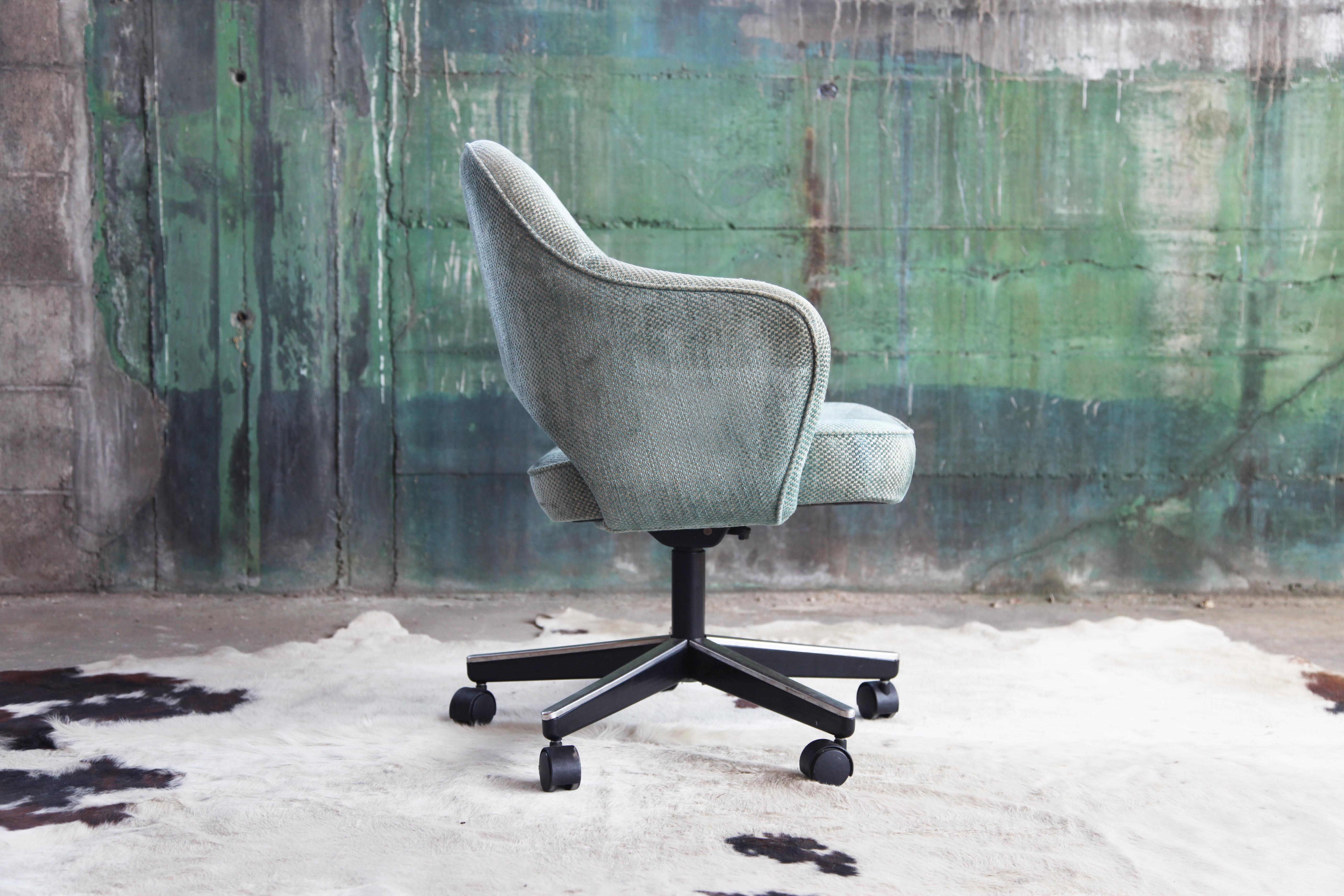 Mid-Century Modern Knoll Saarinen Executive Armchair in Original Light Turquoise Textile, Swivel Ba For Sale