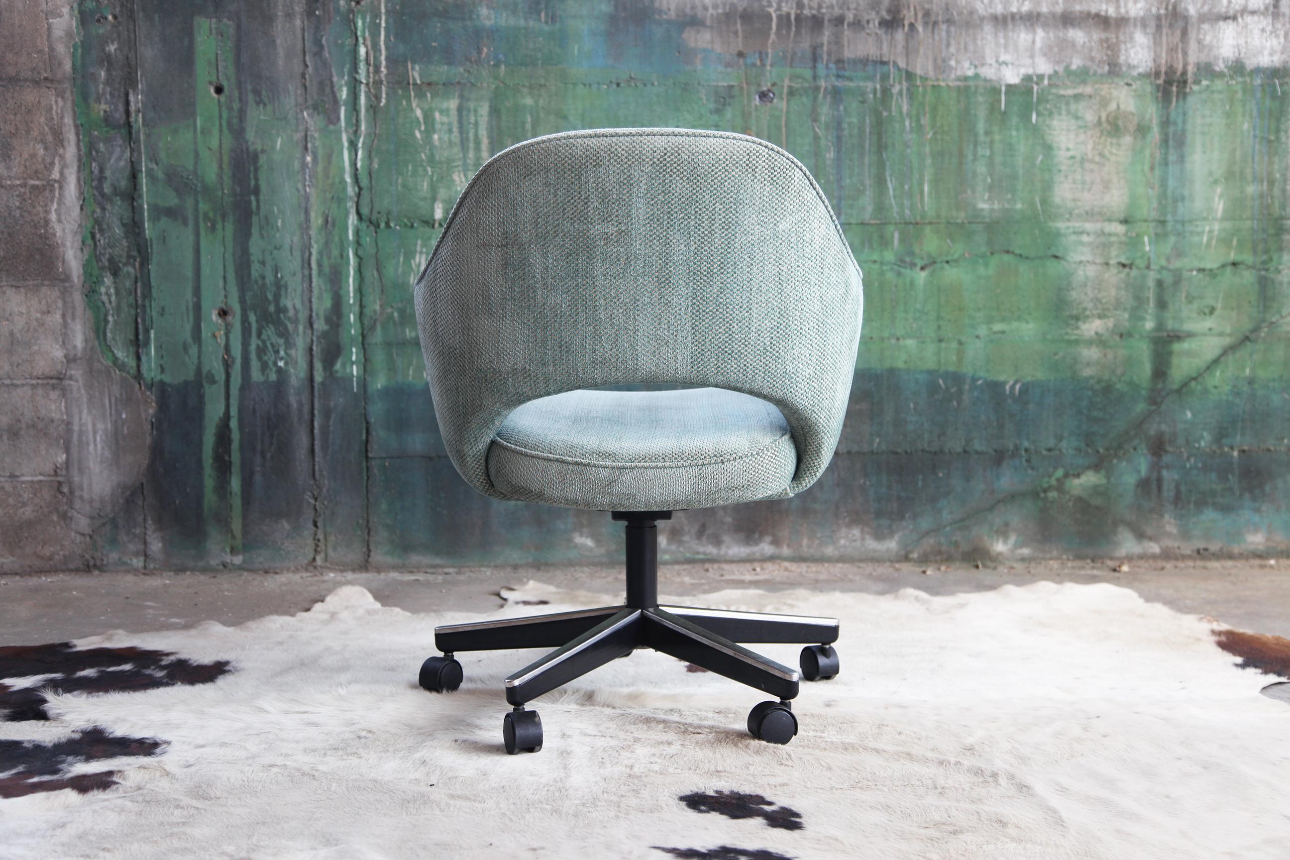 American Knoll Saarinen Executive Armchair in Original Light Turquoise Textile, Swivel Ba For Sale