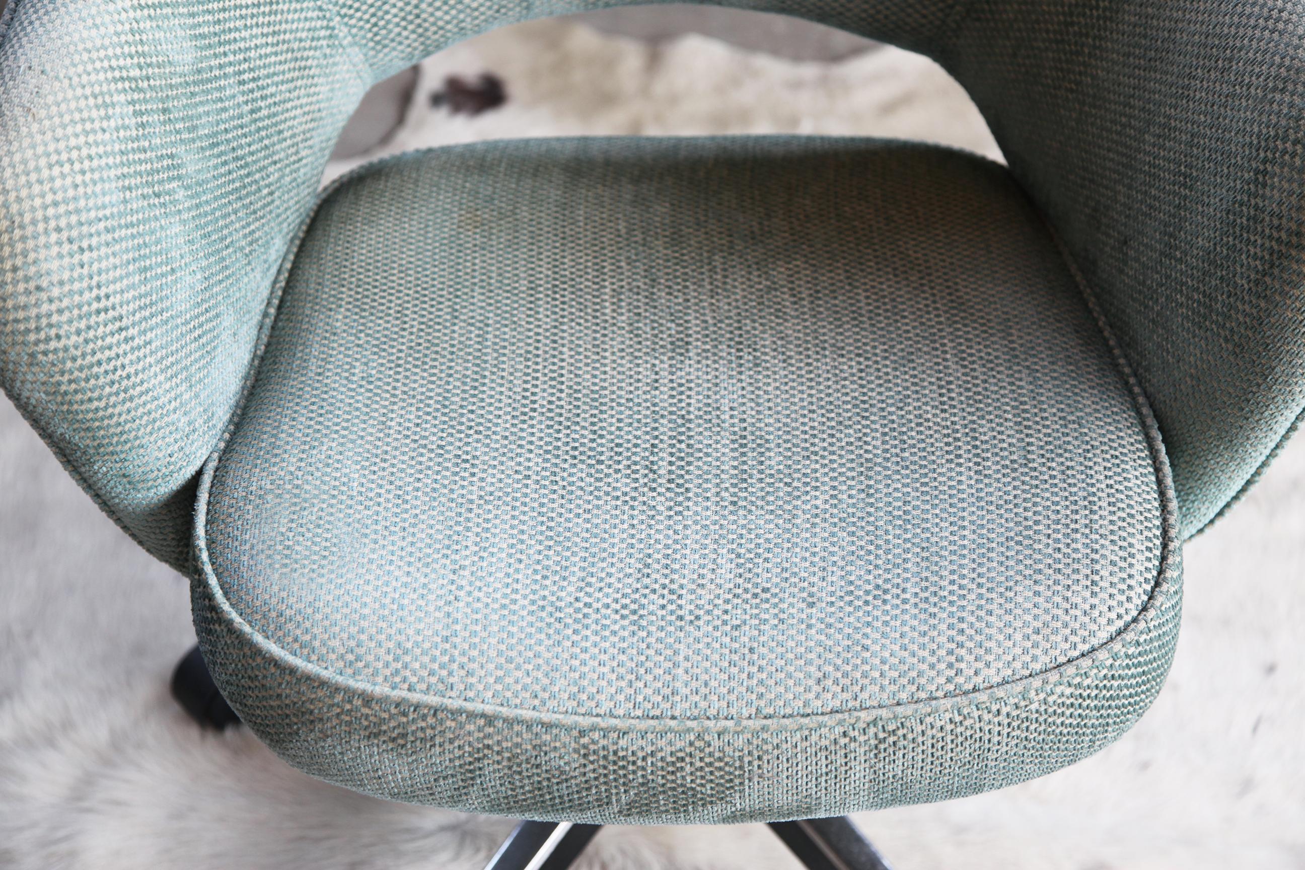 Metal Knoll Saarinen Executive Armchair in Original Light Turquoise Textile, Swivel Ba For Sale