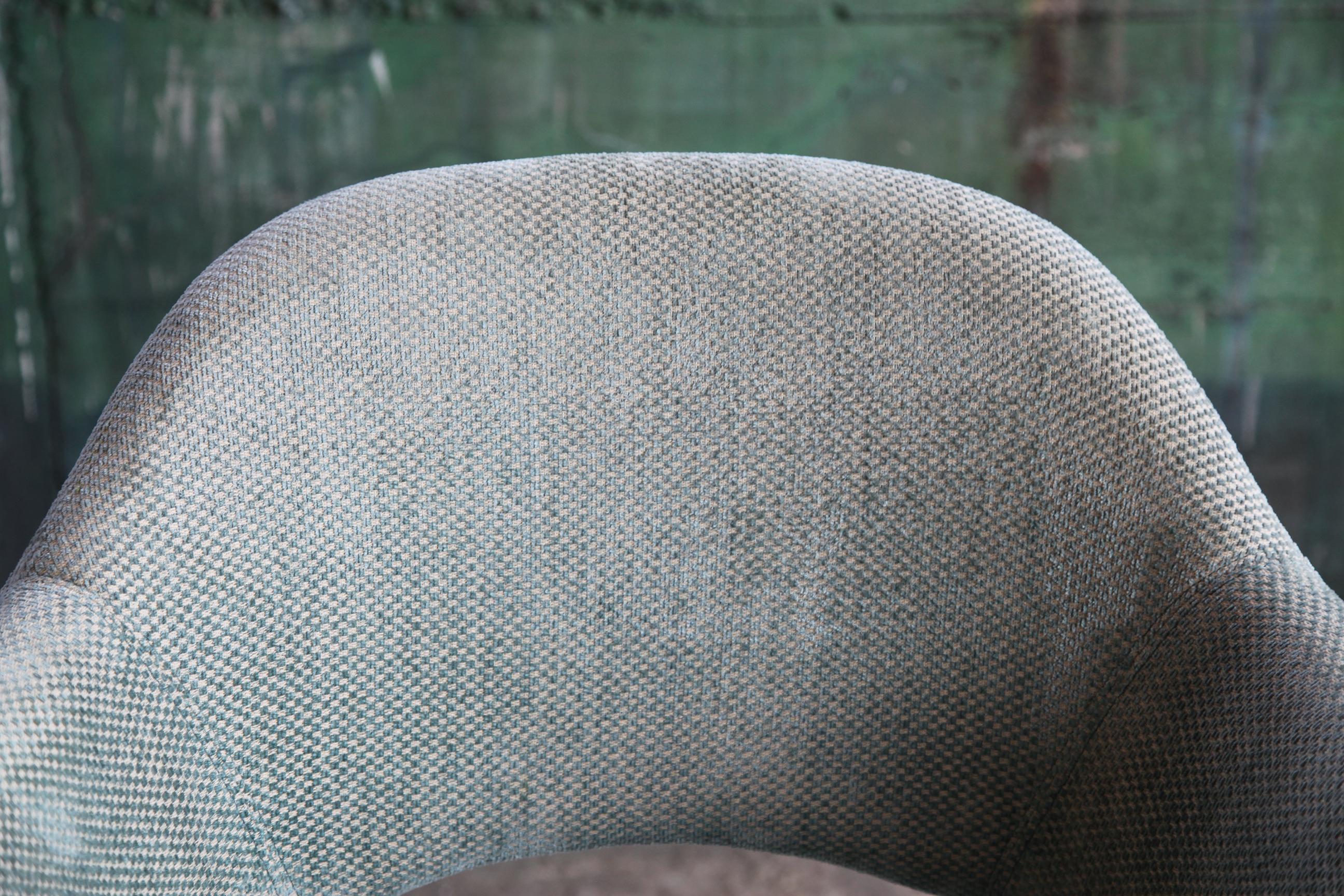Knoll Saarinen Executive Armchair in Original Light Turquoise Textile, Swivel Ba For Sale 1