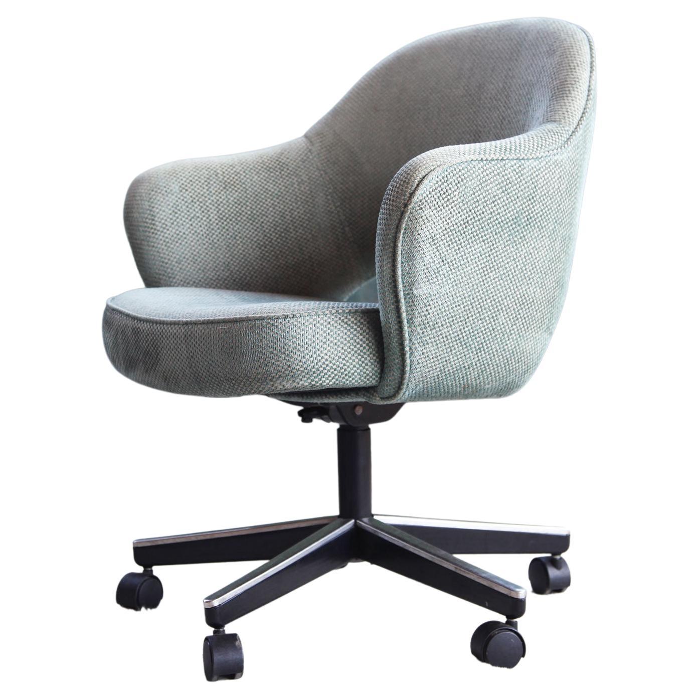 Knoll Saarinen Executive Armchair in Original Light Turquoise Textile, Swivel Ba