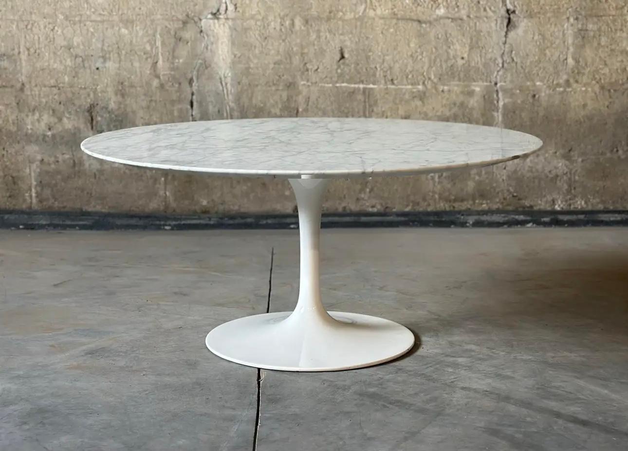 An ICONIC mid century modern ‘tulip’ coffee table designed by Eero Saarinen for Knoll. Gorgeous round marble top with an aluminum base, made in Italy.