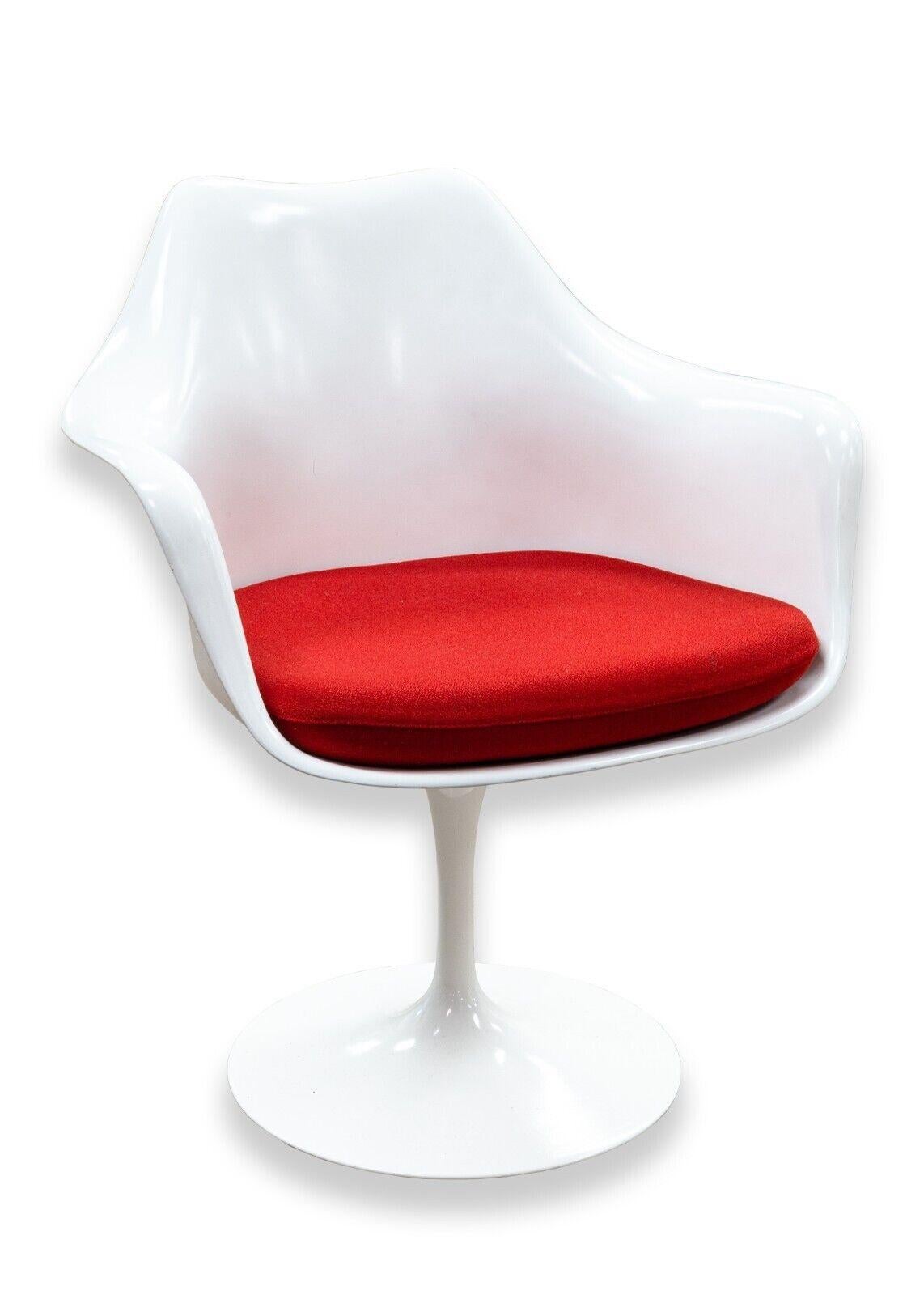 A set of 6 Knoll Saarinen tulip dining chairs. A fantastic set of classic Eero Saarinen designed tulip dining chairs for Knoll. This beautifully designed chairs feature the iconic tulip design with aluminum bases, acrylic seats, and a bright red