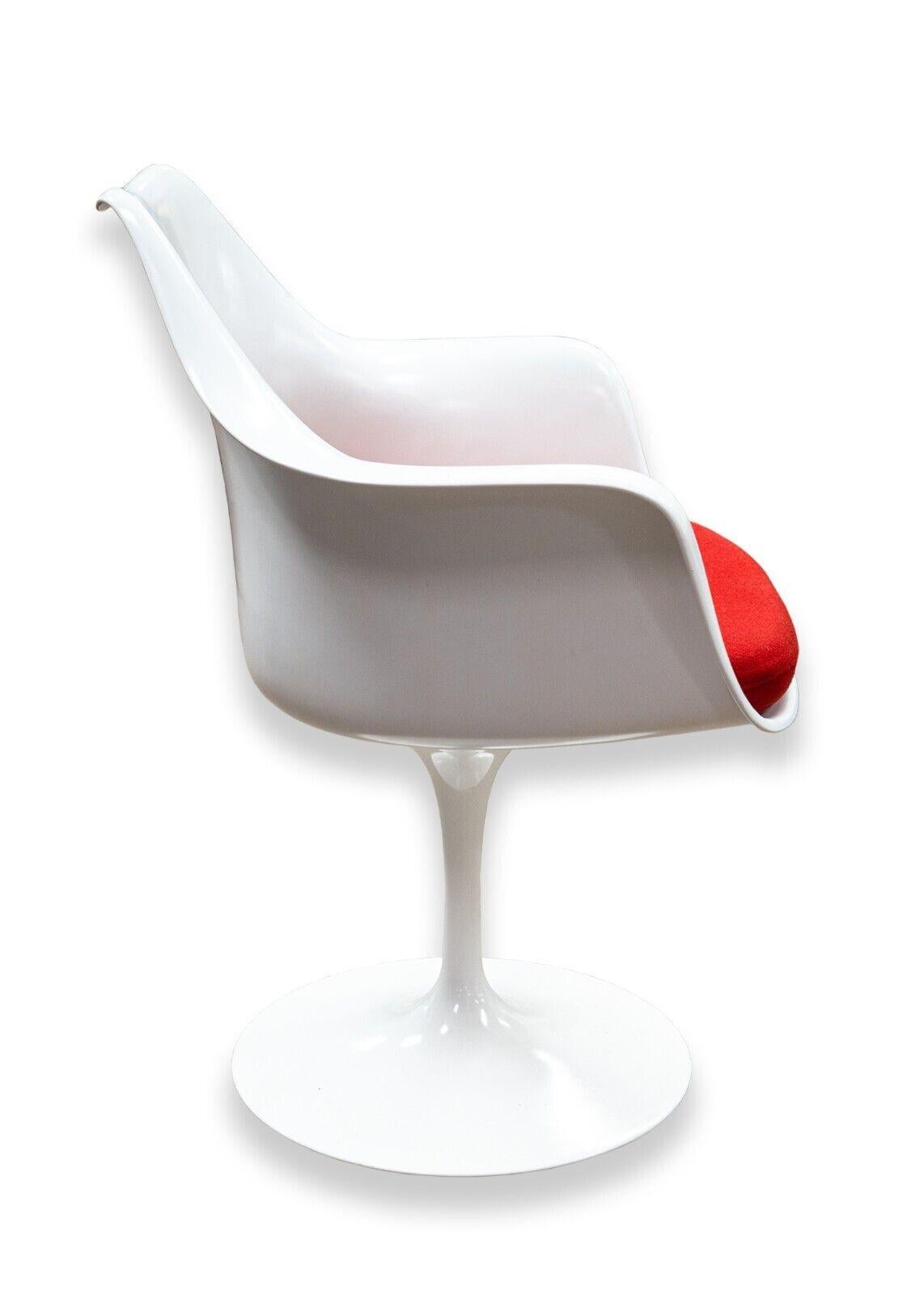 Knoll Saarinen Mid Century Modern White and Red Tulip Dining Chairs 2 Arm 4 Side In Good Condition In Keego Harbor, MI