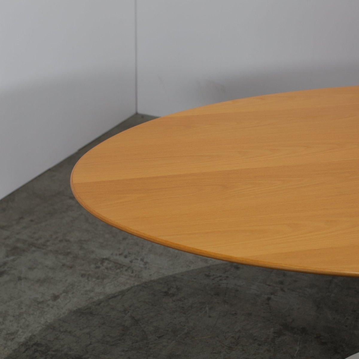 The Saarinen Oak Oval Dining Table by Knoll is a timeless addition to any dining room. Expertly crafted from premium oak, its elegant oval design encourages conversation and creates a welcoming atmosphere for family meals or dinner parties. The warm
