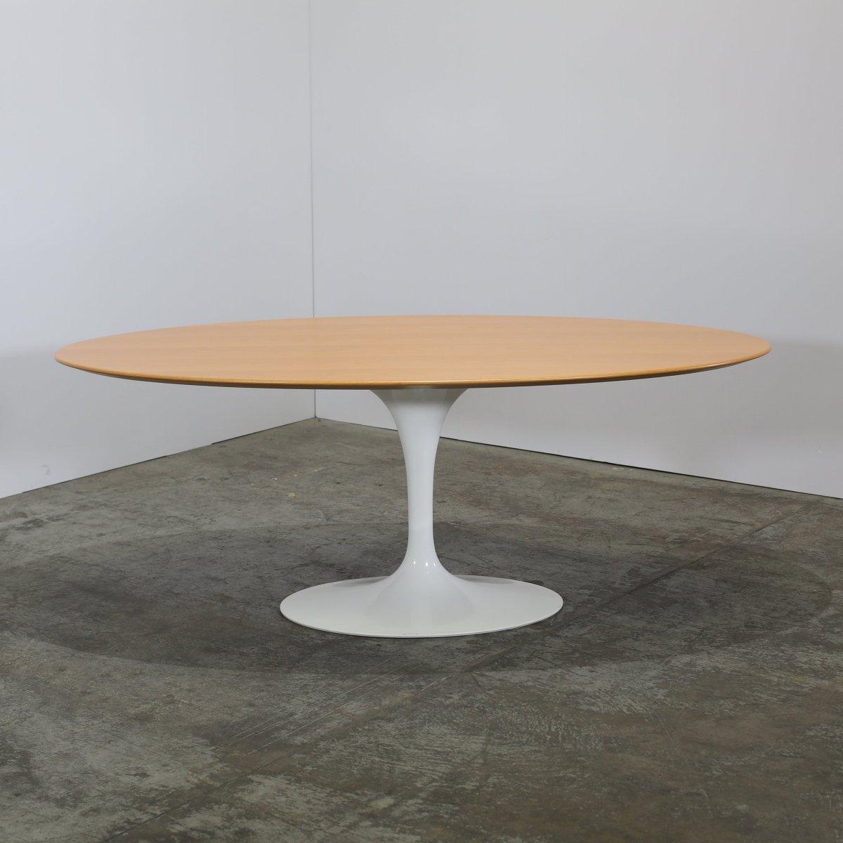 Knoll Saarinen Oak Oval Dining Table In Good Condition For Sale In Basildon, London