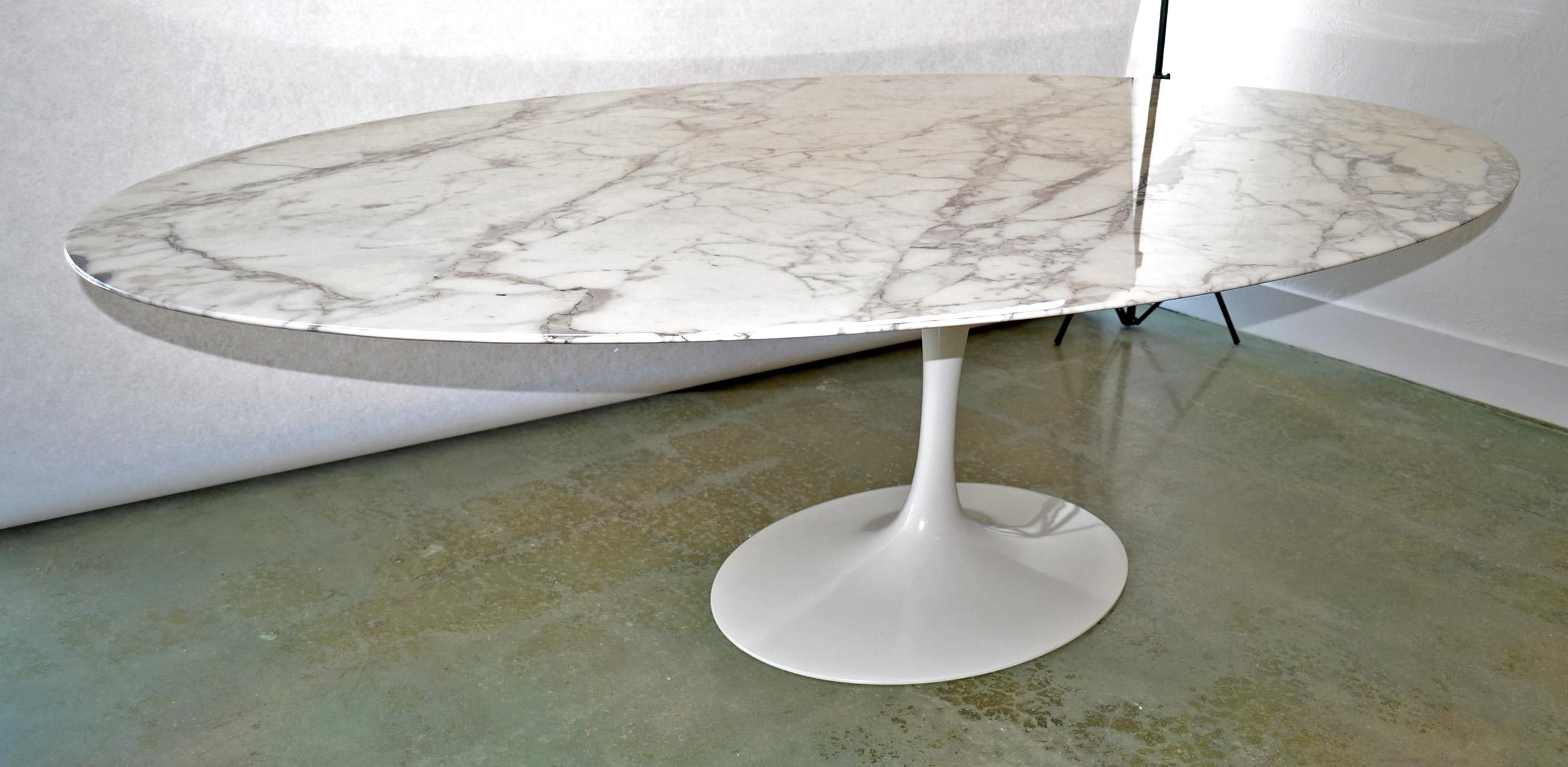 Mid-Century Modern Knoll Table de salle à manger ovale à piédestal avec plateau en marbre de Carrare 96