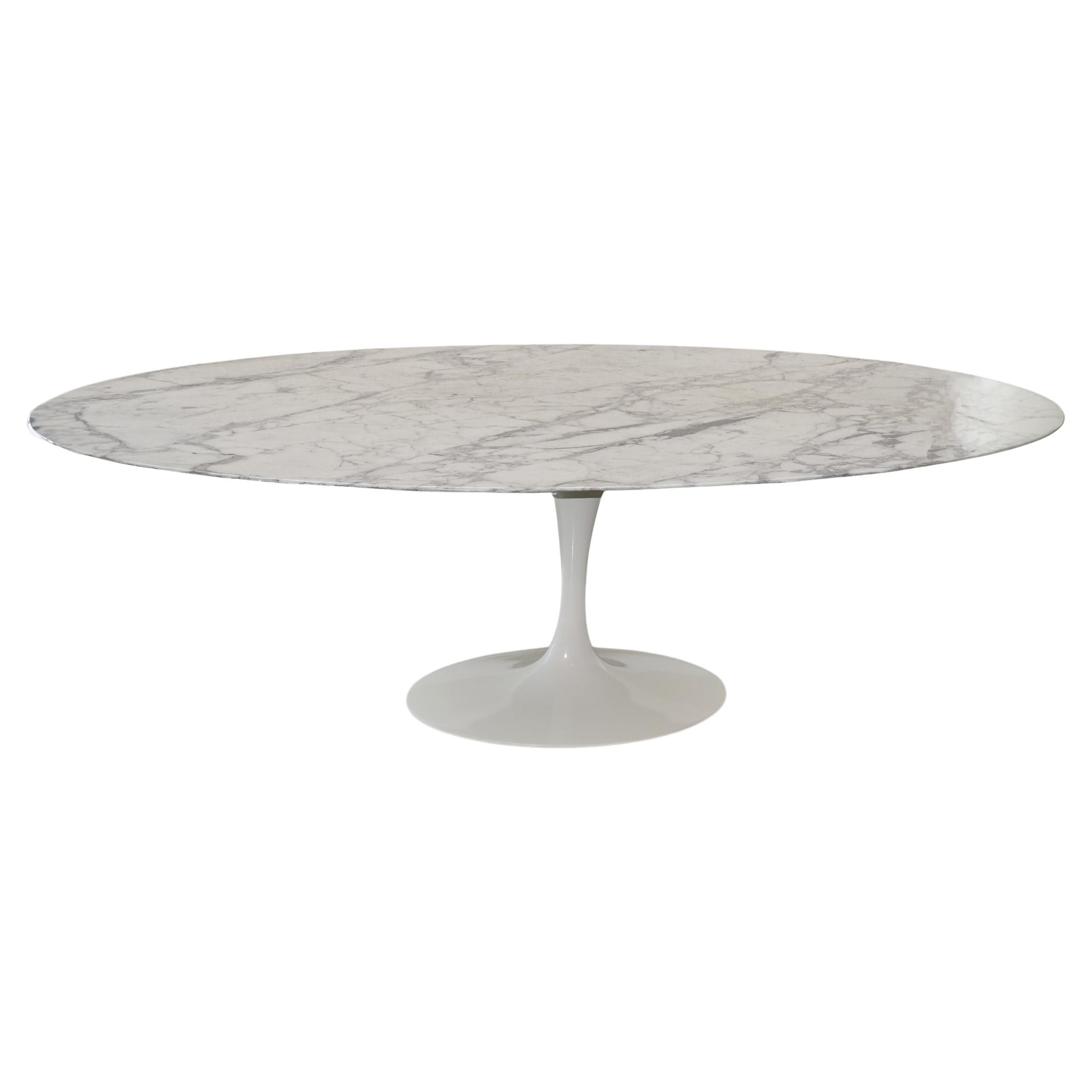 Knoll Table de salle à manger ovale à piédestal avec plateau en marbre de Carrare 96". 