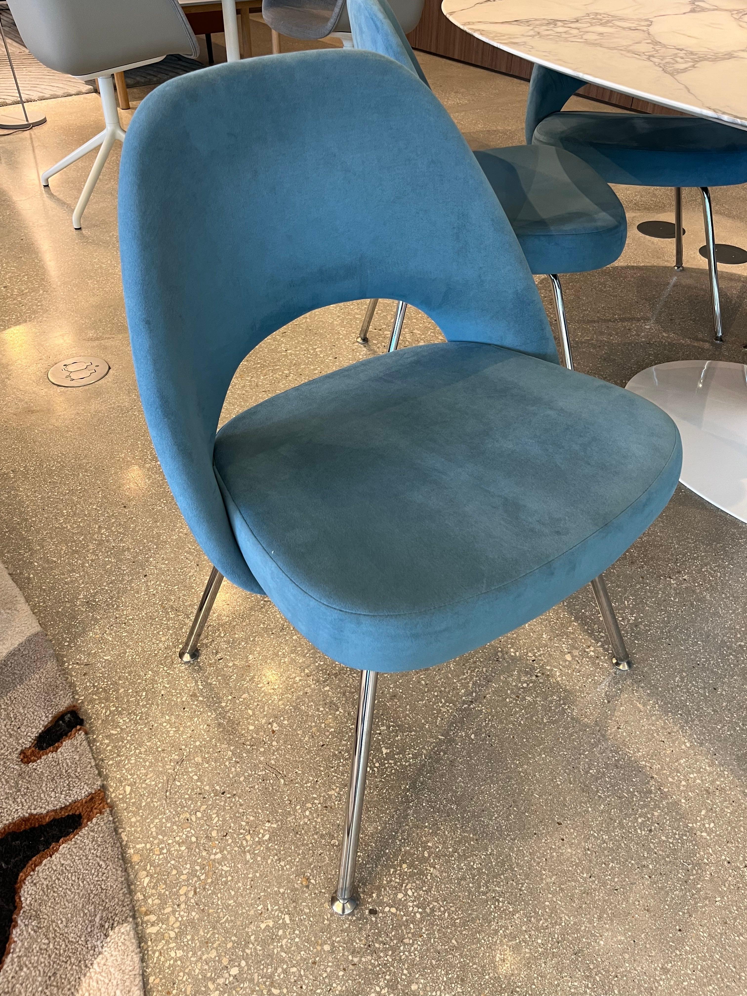 American Knoll Saarinen Pedestal Table Dining Set with Saarinen Executive Dining Chairs For Sale