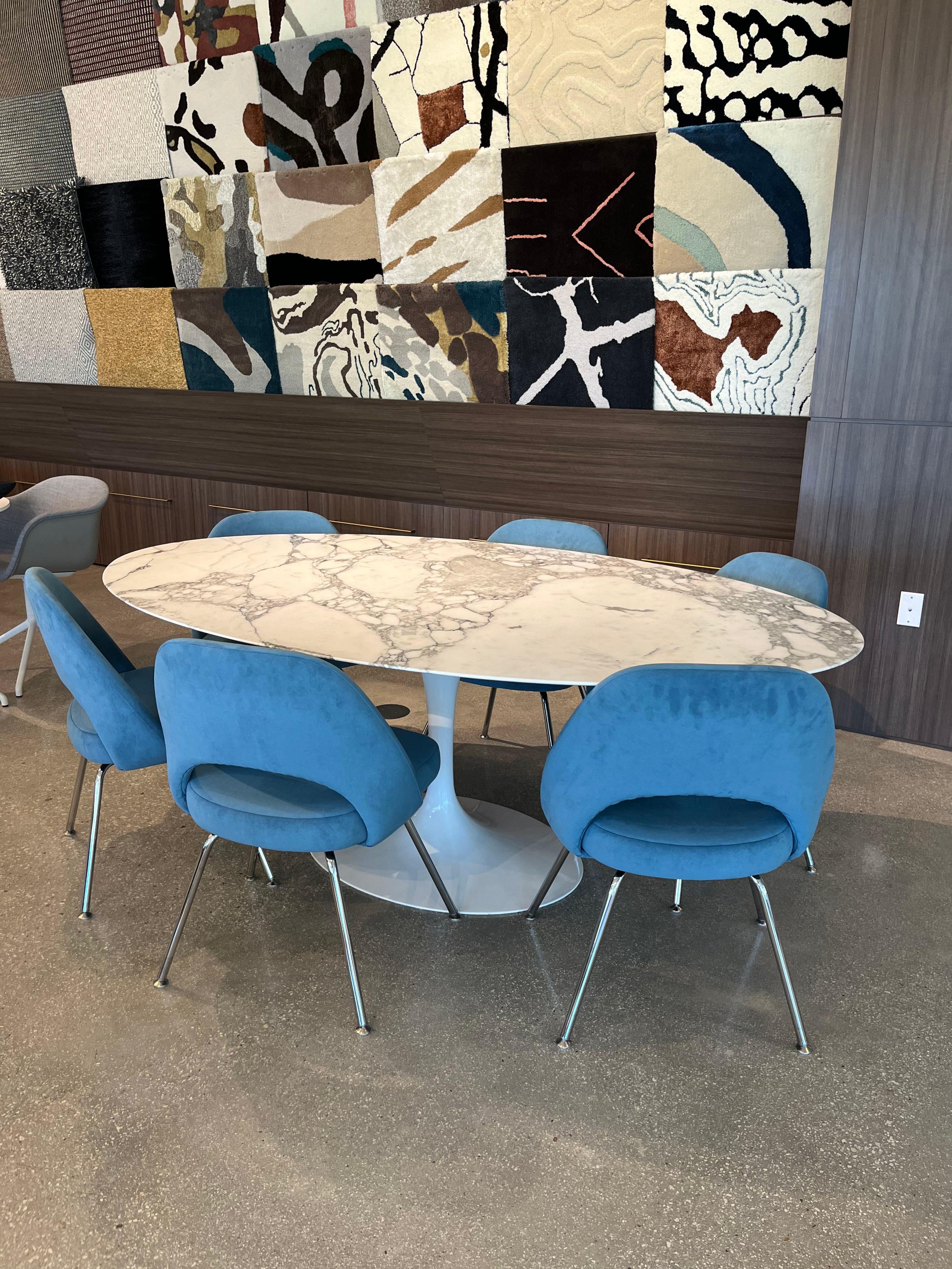 Polished Knoll Saarinen Pedestal Table Dining Set with Saarinen Executive Dining Chairs For Sale