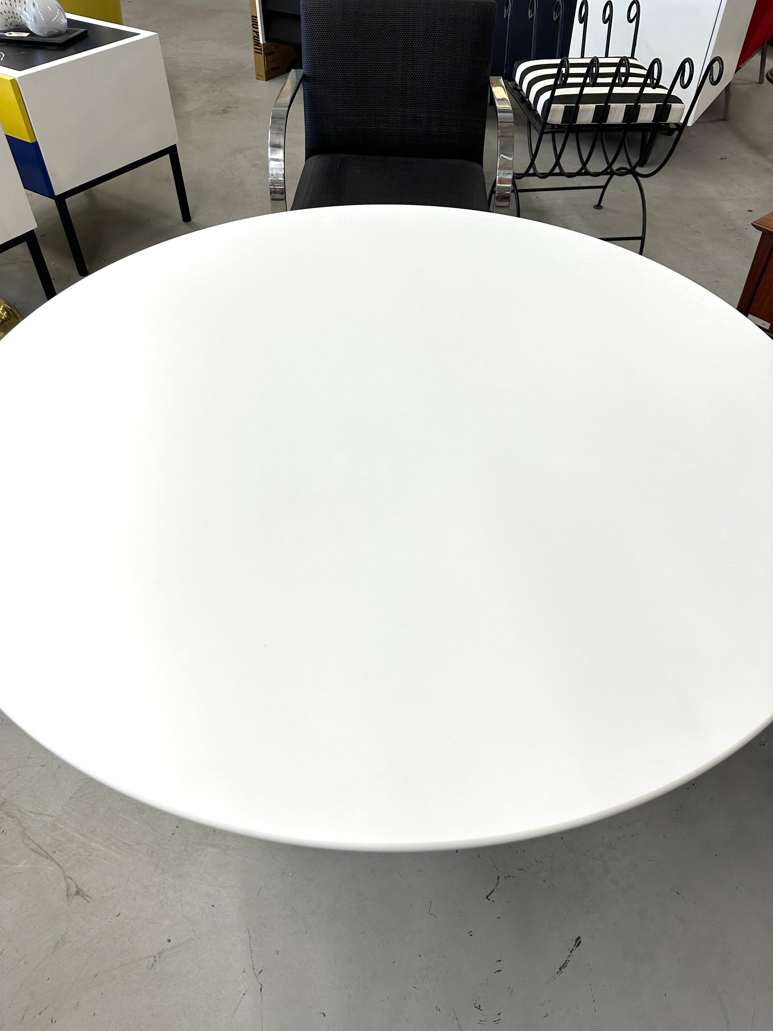 Contemporary Knoll Saarinen Round Table