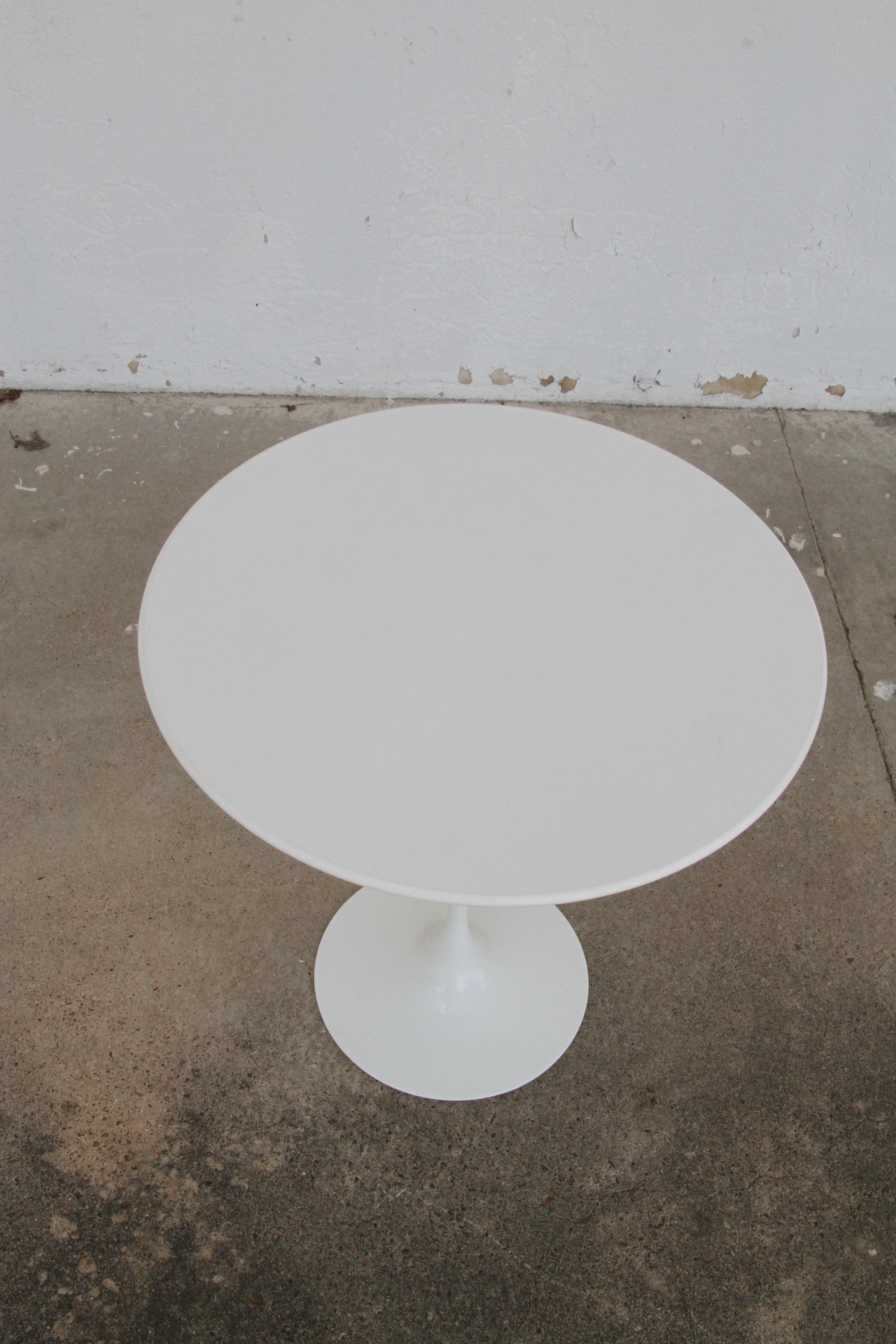 Knoll Table Saarinen.
Base robuste en aluminium moulé.
Un classique moderne et intemporel produit en continu depuis 1956.
Une merveilleuse addition à votre maison.