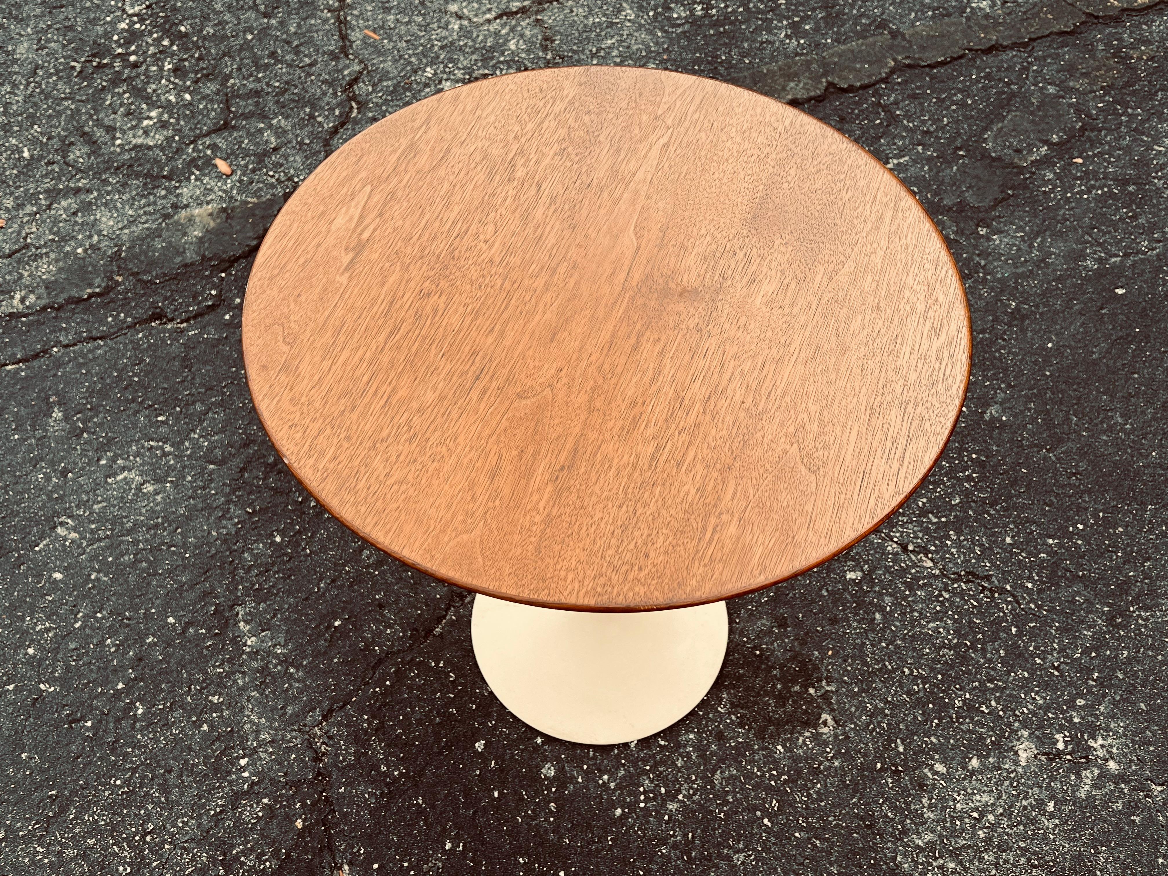 Mid-Century Modern Knoll Saarinen Side Table with Walnut Top For Sale