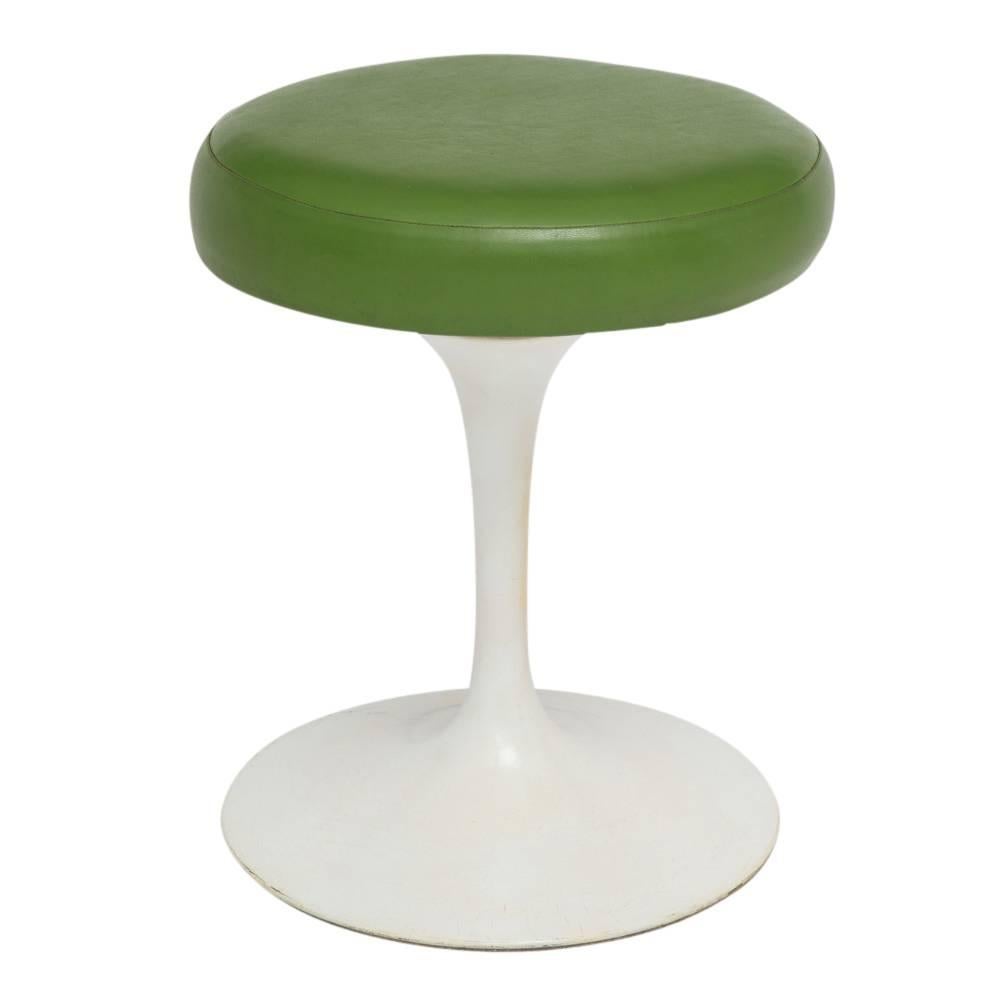 Knoll Saarinen stool, swivel, green, signed. In good original condition with late 1960s-early 1970s swivel collar. The seat cushion is upholstered in a period factory dark green vinyl. The pedestal base retains original powder coating finish and has