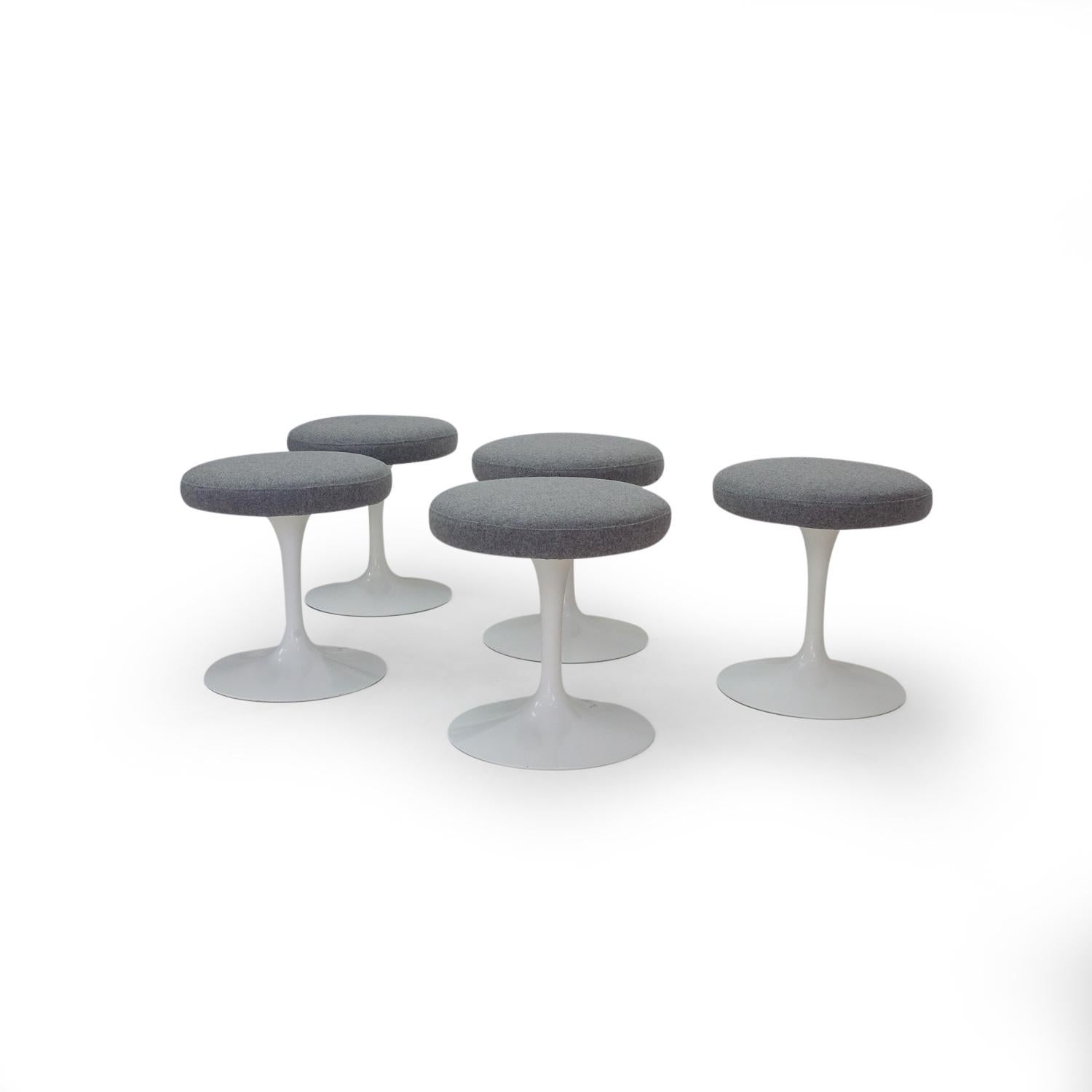 Set of five Knoll stools / tabourets designed by Eero Saarinen for Knoll International, produced in Switzerland during the 1970s.

Stools have been completely restored: We replaced the old fabric with a high quality grey wool, including new foam.
