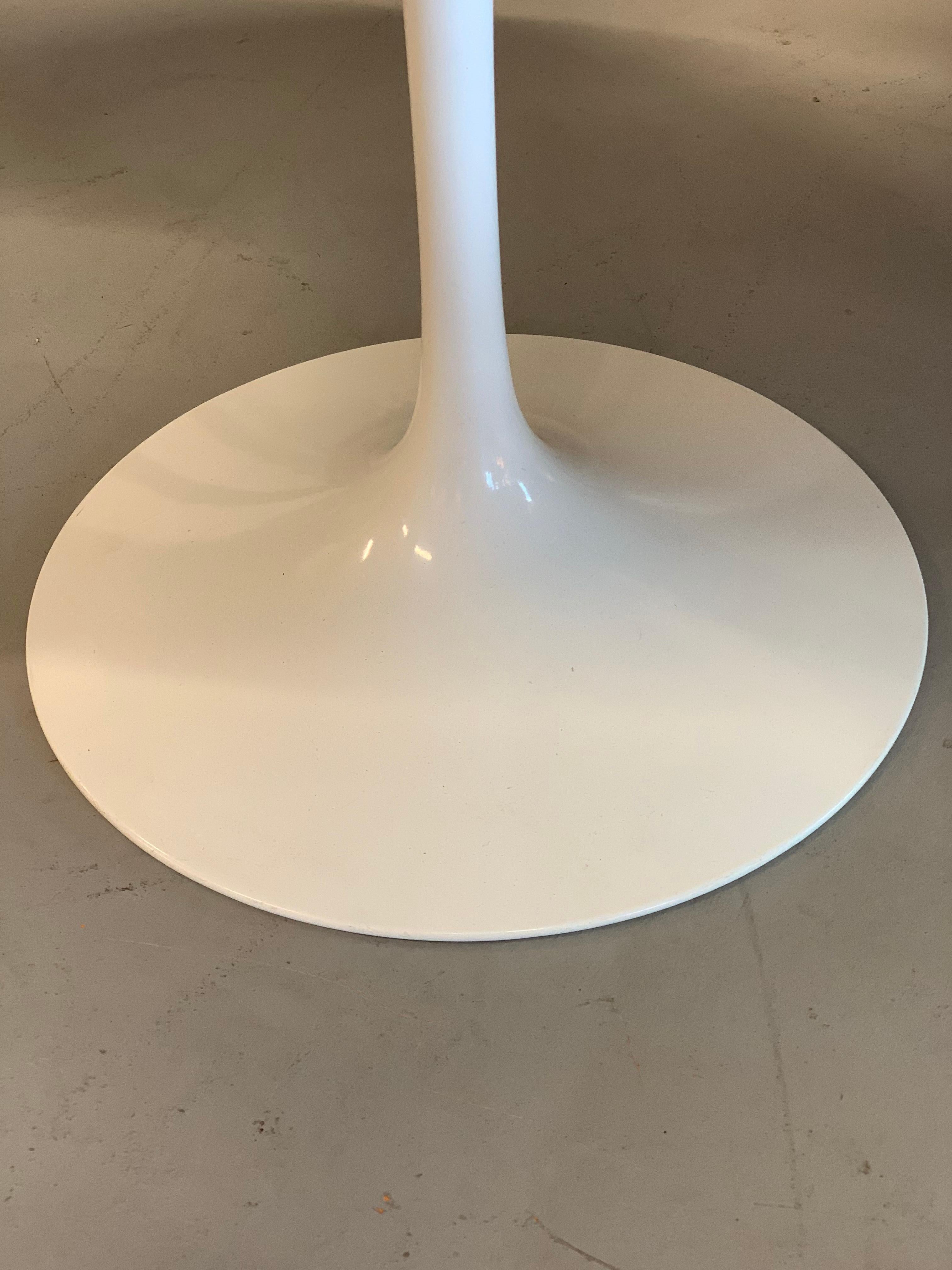 A nice white Knoll Saarinen Tulip table with the Knoll tag. This is likely a newer production piece, within the last 20 years. In good condition with some minor marks particularly to the edges, which is pictured. It is 47 inches in diameter and 29