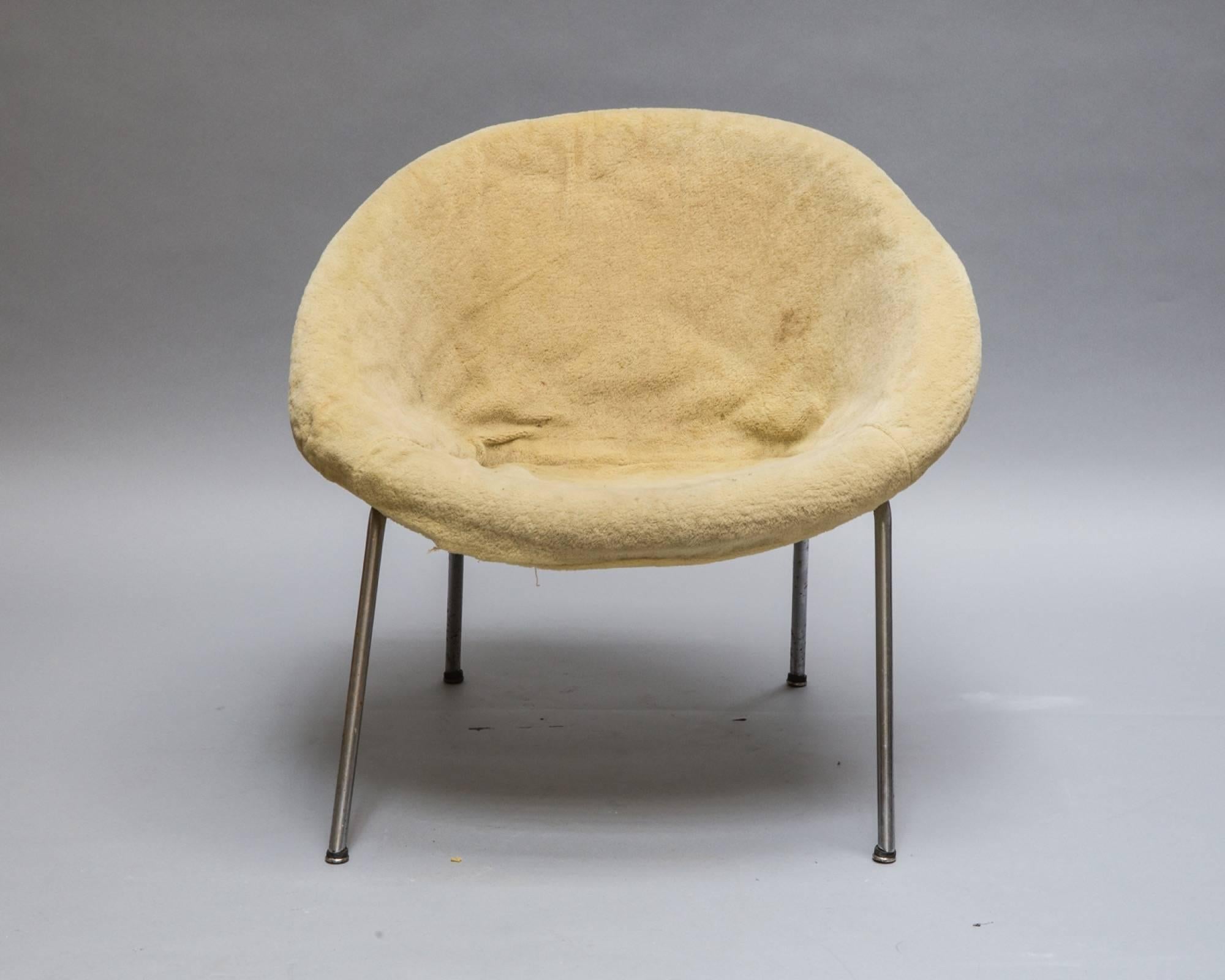 Walter Knoll Sessel 369 für Walter Knoll
Untergestell aus Stahlrohr, gelblicher Plüschstoff, 1956.