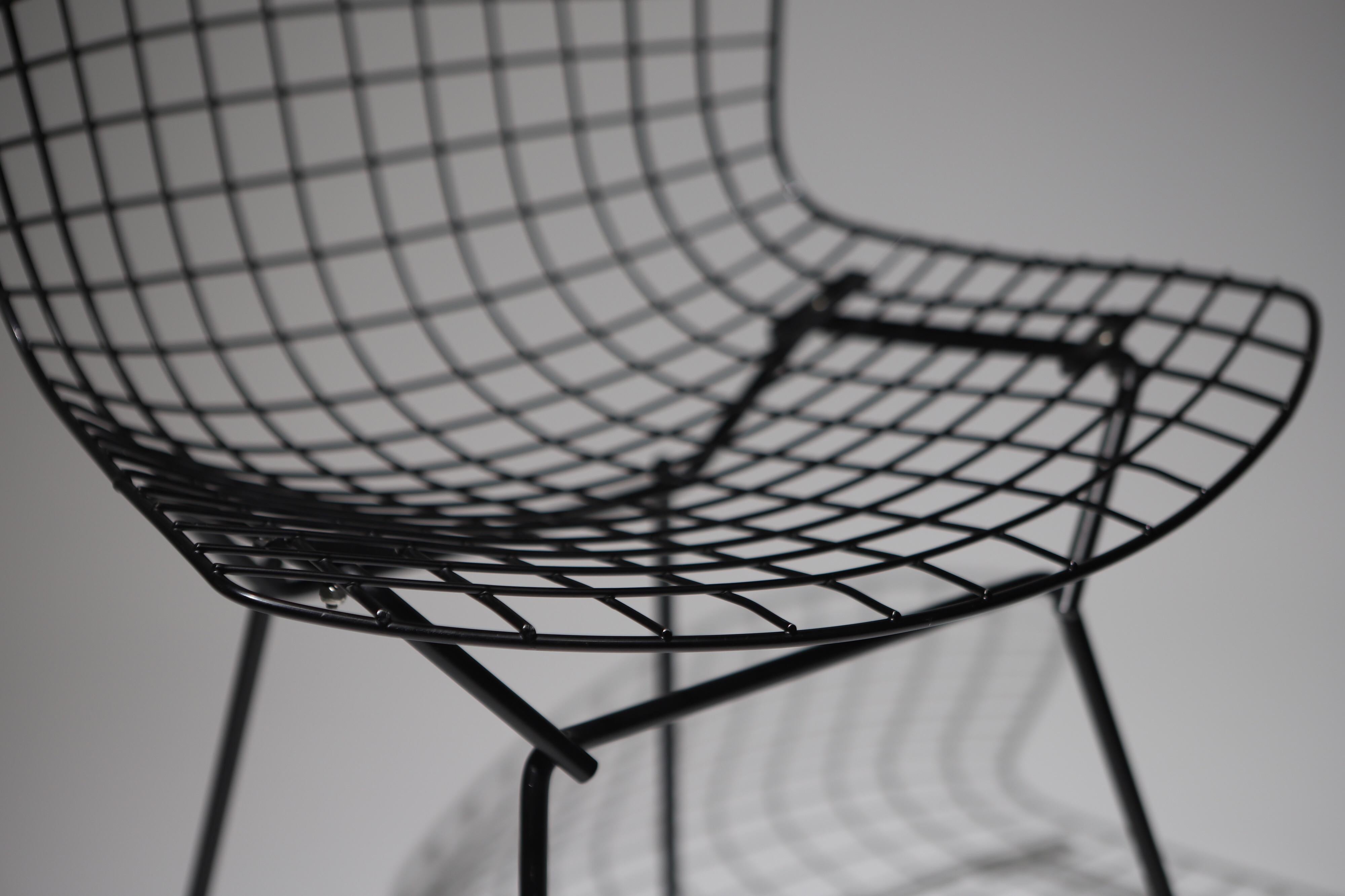 A classic design by Harry Bertoia for Knoll. Black coated metal wire chair for indoor or outdoor.