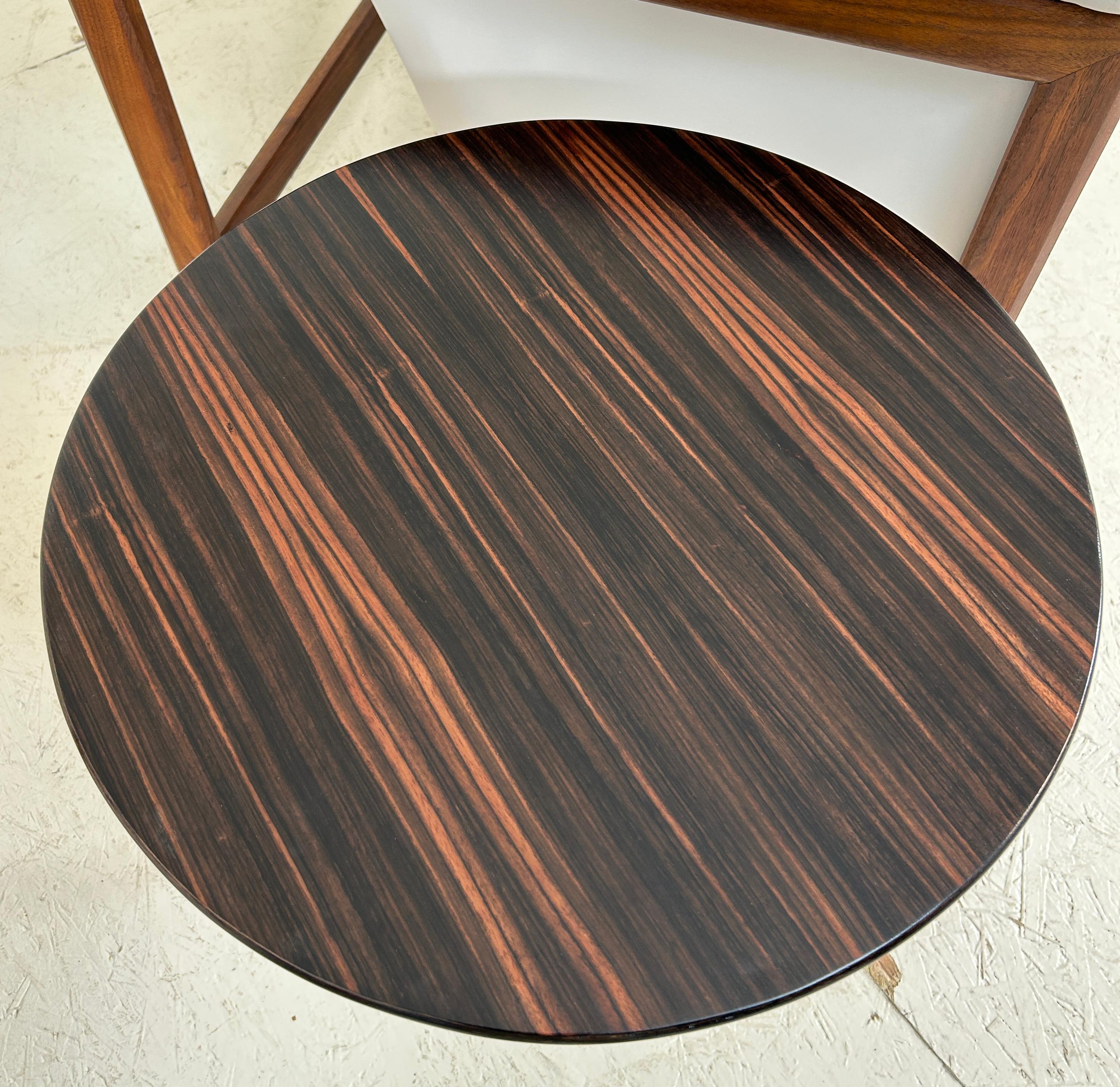 Knoll Side Table in Ebony In Excellent Condition For Sale In South Charleston, WV