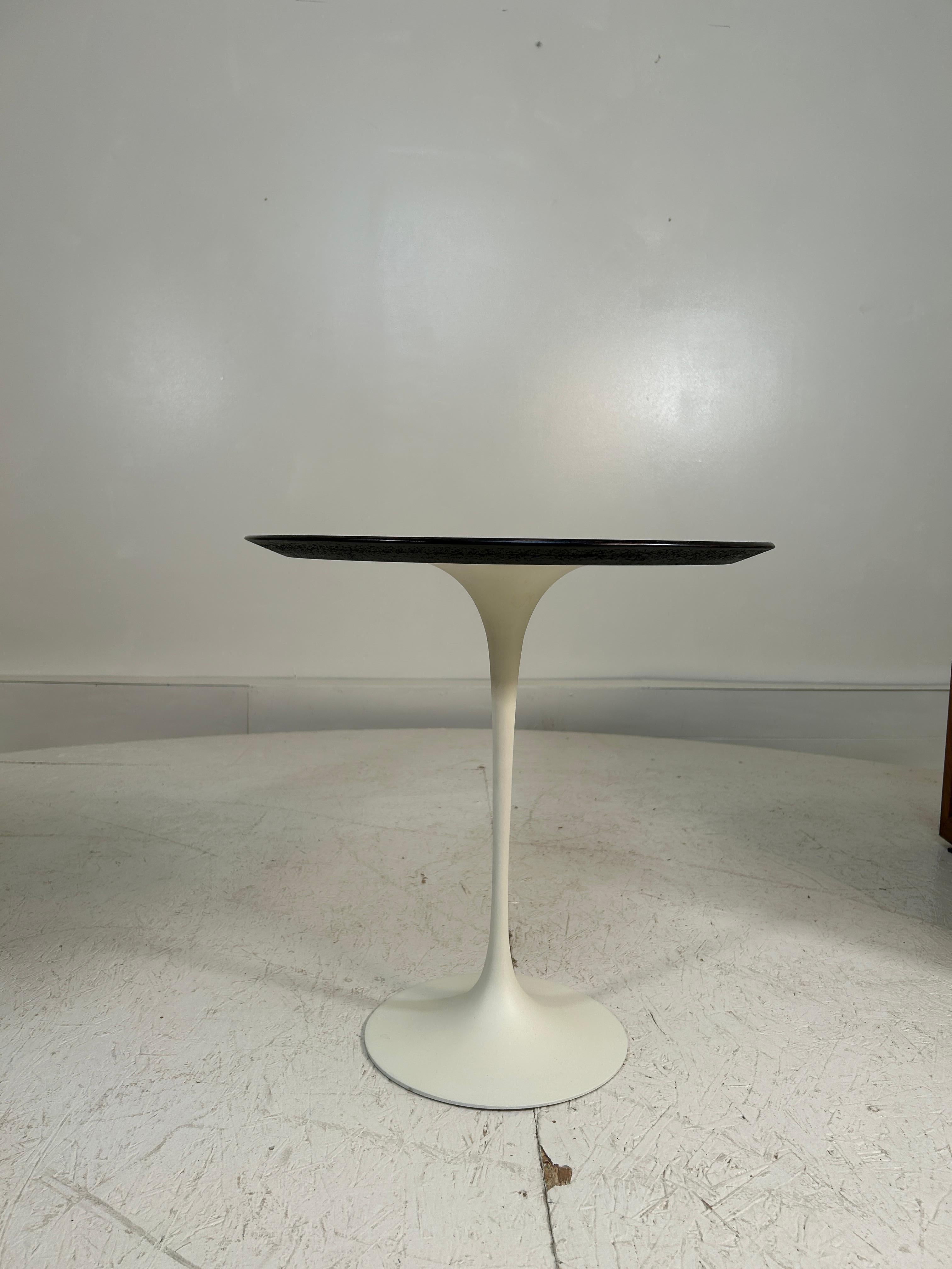 Knoll Side Table in Ebony For Sale 1