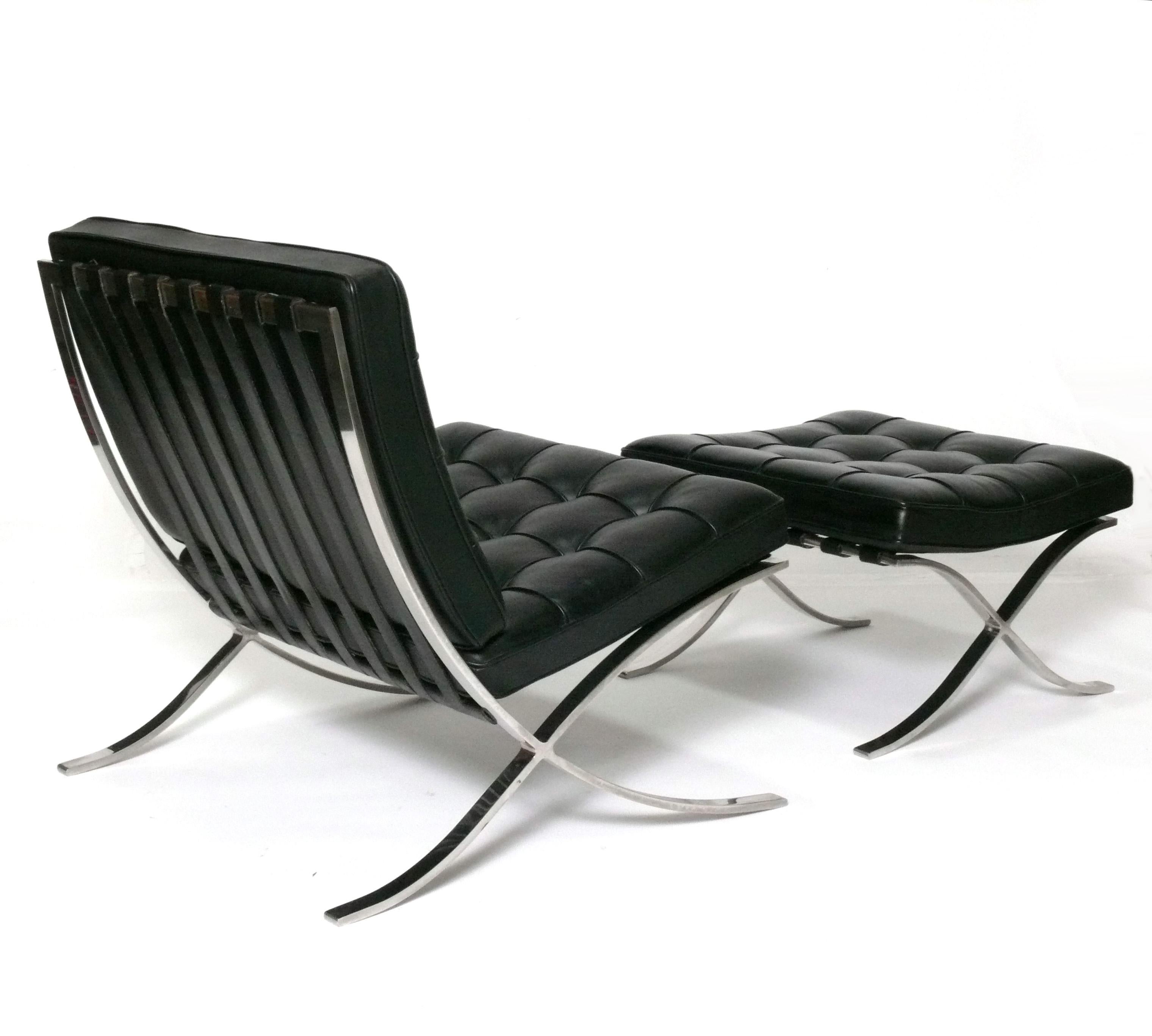 Mid-Century Modern Knoll Signed Barcelona Chair and Ottoman by Mies van der Rohe Mid Century Modern (Chaise et Ottoman Barcelone signés par Mies van der Rohe) en vente