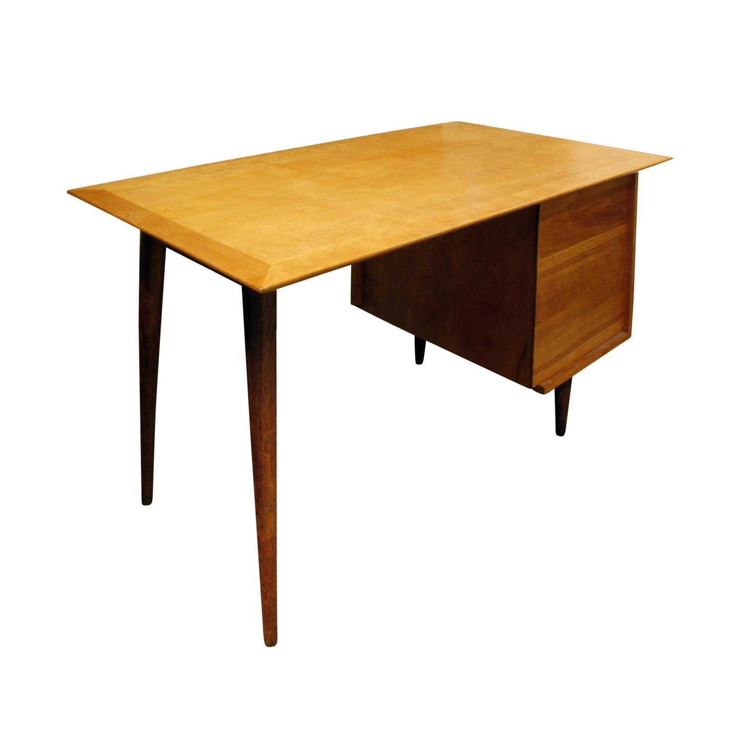 Einzelner Sockel-Schreibtisch aus Birke und Nussbaumholz von Knospenholz, um 1950 (Moderne der Mitte des Jahrhunderts)