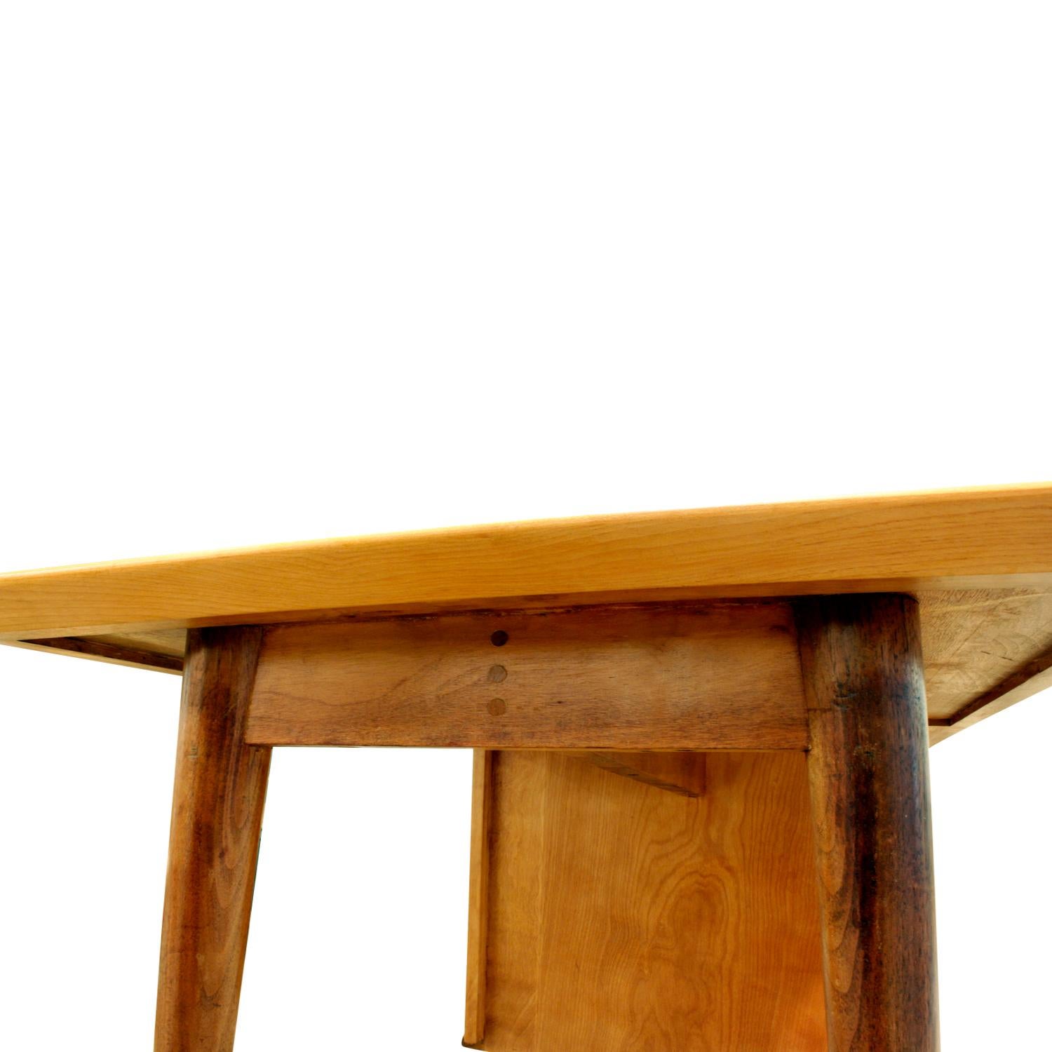 Einzelner Sockel-Schreibtisch aus Birke und Nussbaumholz von Knospenholz, um 1950 1