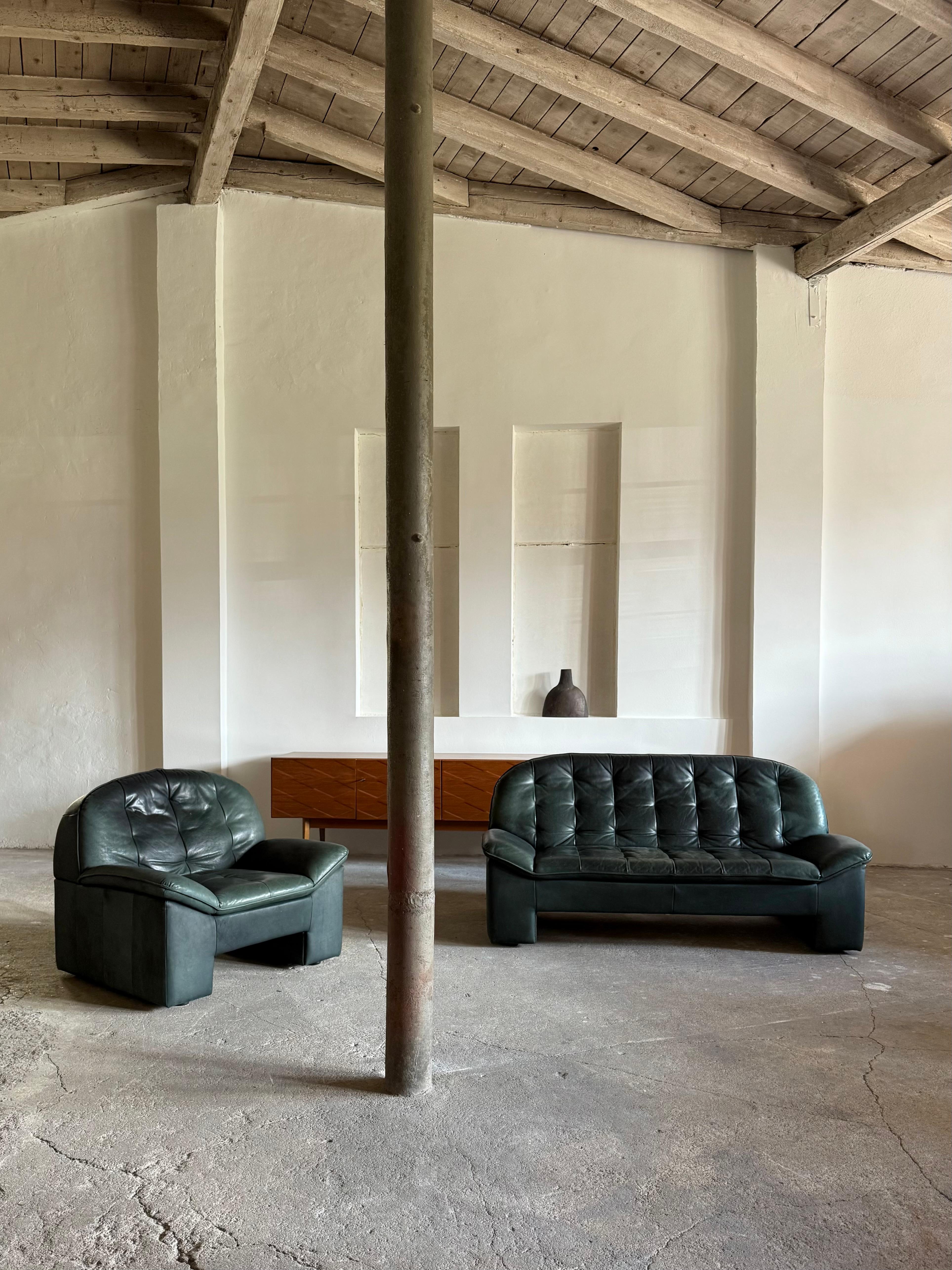 Exceptionnel groupe de sièges en cuir vert foncé par Knoll Sitzmöbel, Allemagne, années 1970

 

Fantastique et sculptural groupe de sièges fabriqué en cuir épais vert foncé avec une belle patine dans un design brutaliste frappant, produit par Knoll