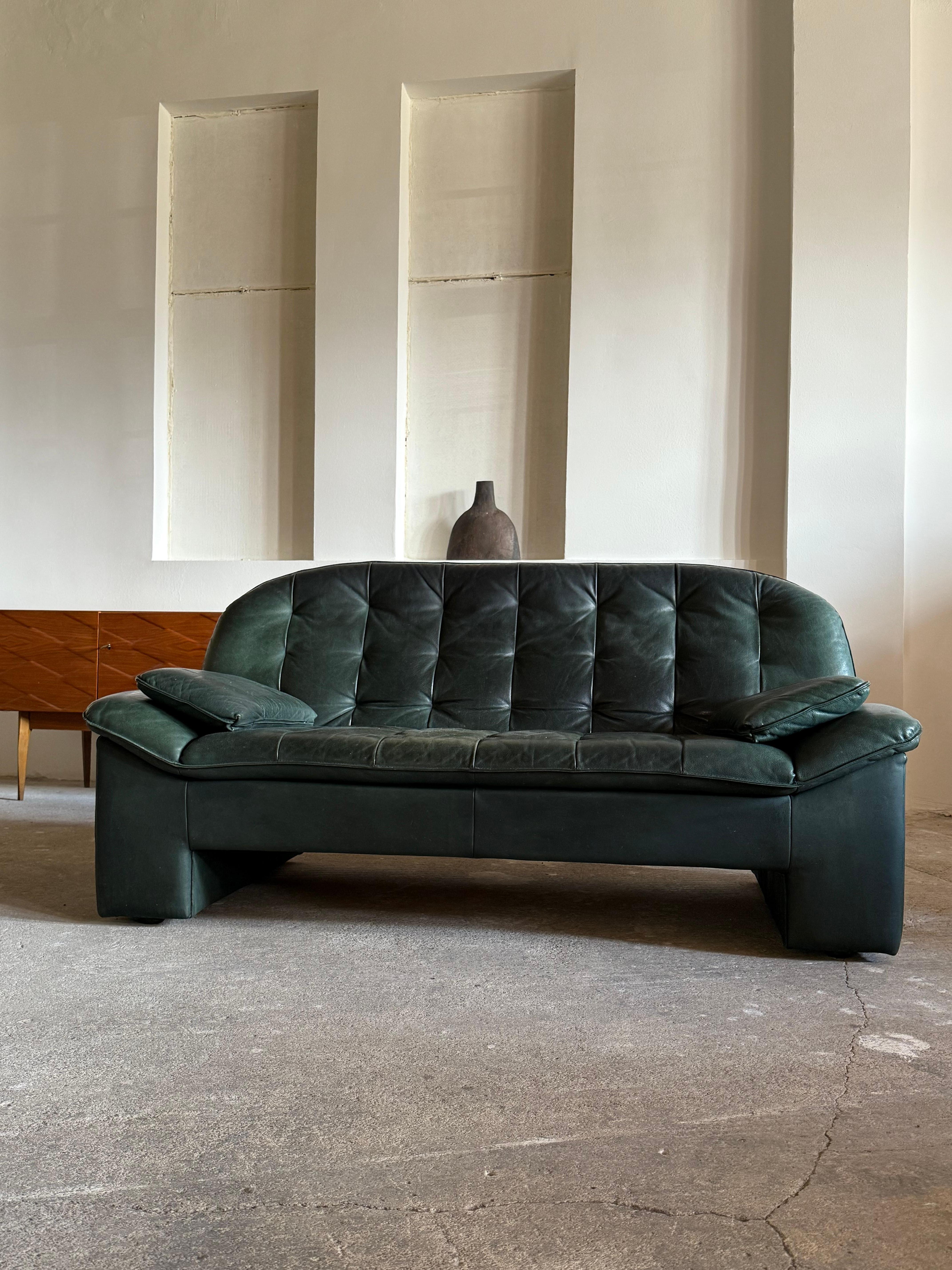 Fin du 20e siècle KNOLL SITZMÖBEL BRUTALIST ARMCHAIR & SOFA SET THÉRAS VERT ÉPAISSE, ALLEMAGNE Années 1980 en vente