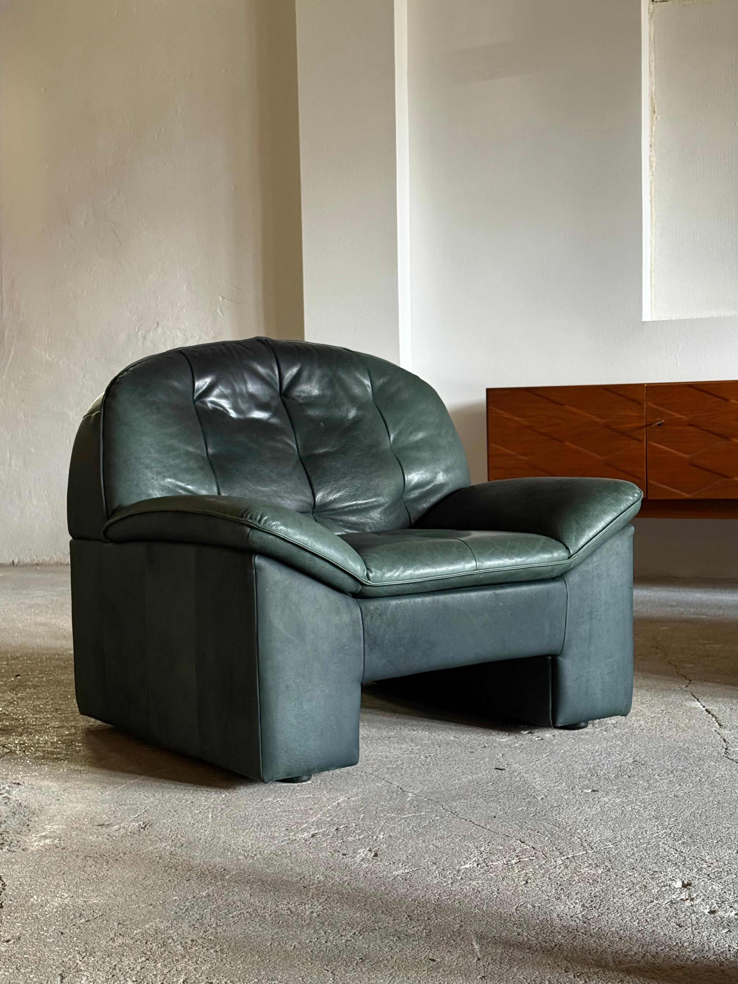 Cuir KNOLL SITZMÖBEL BRUTALIST ARMCHAIR & SOFA SET THÉRAS VERT ÉPAISSE, ALLEMAGNE Années 1980 en vente