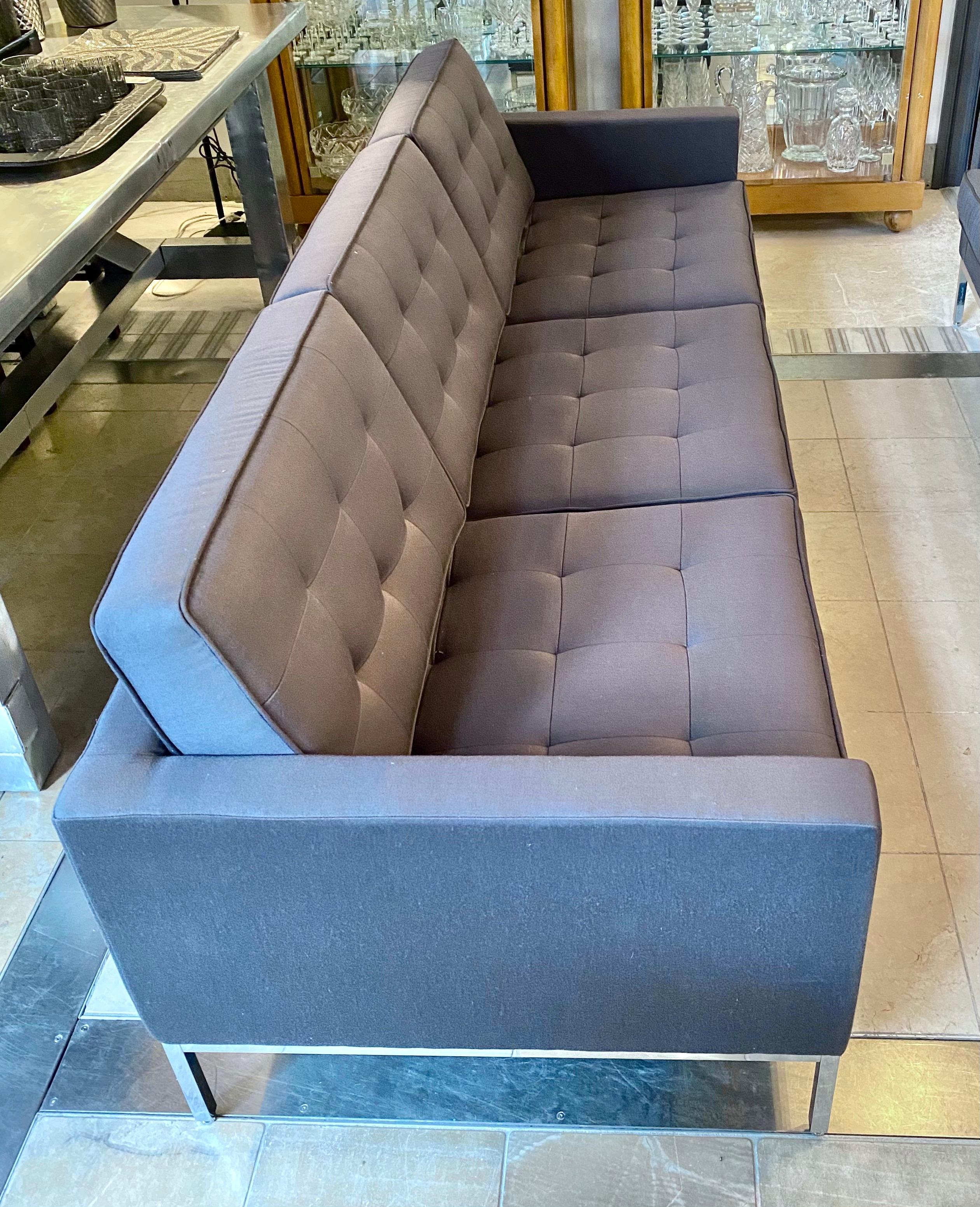 Knoll sofa grey tuffted.

Measures: 90