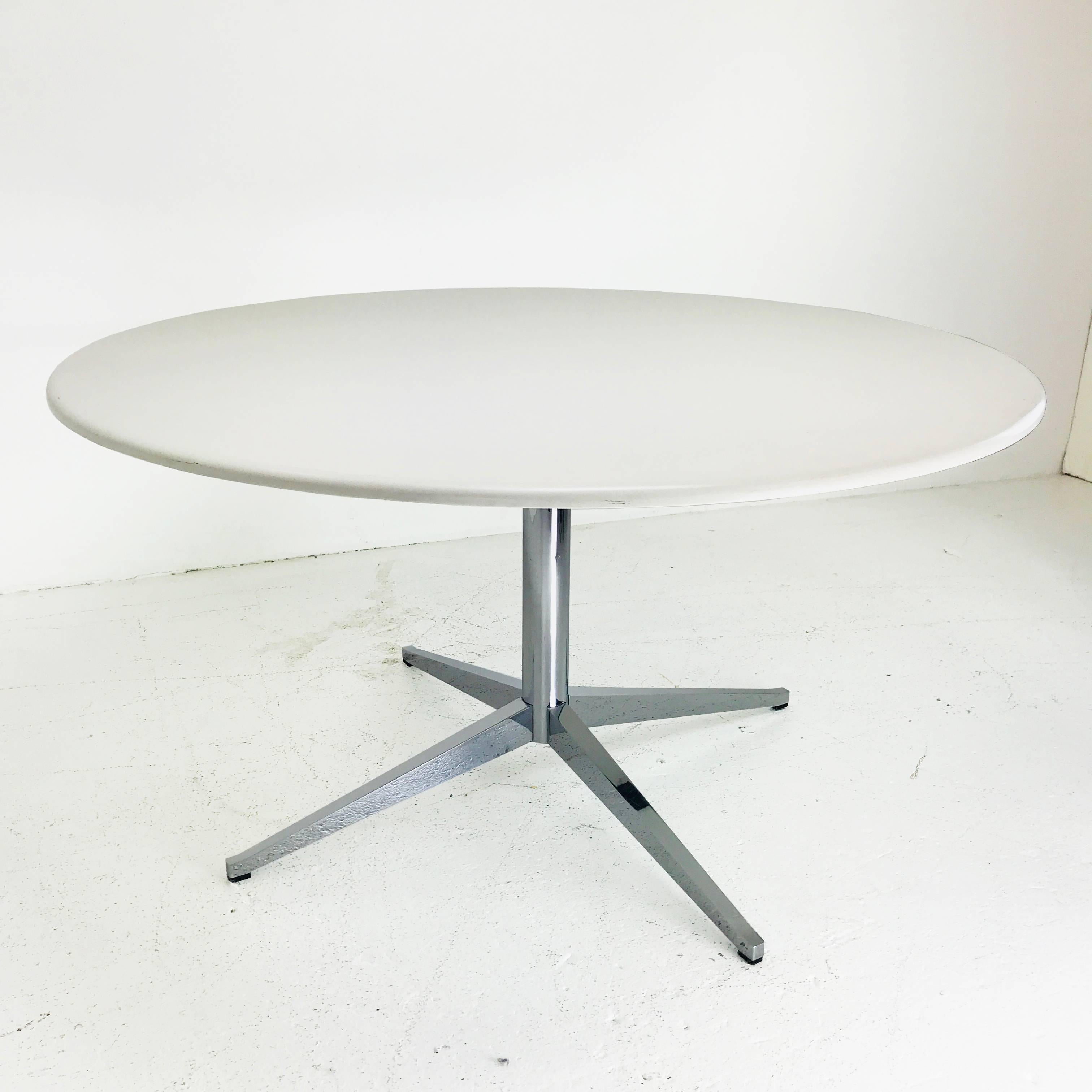 Knoll starburst table base with Corian tabletop.
In good vintage condition with wear due to age and use.

Dimensions:
54