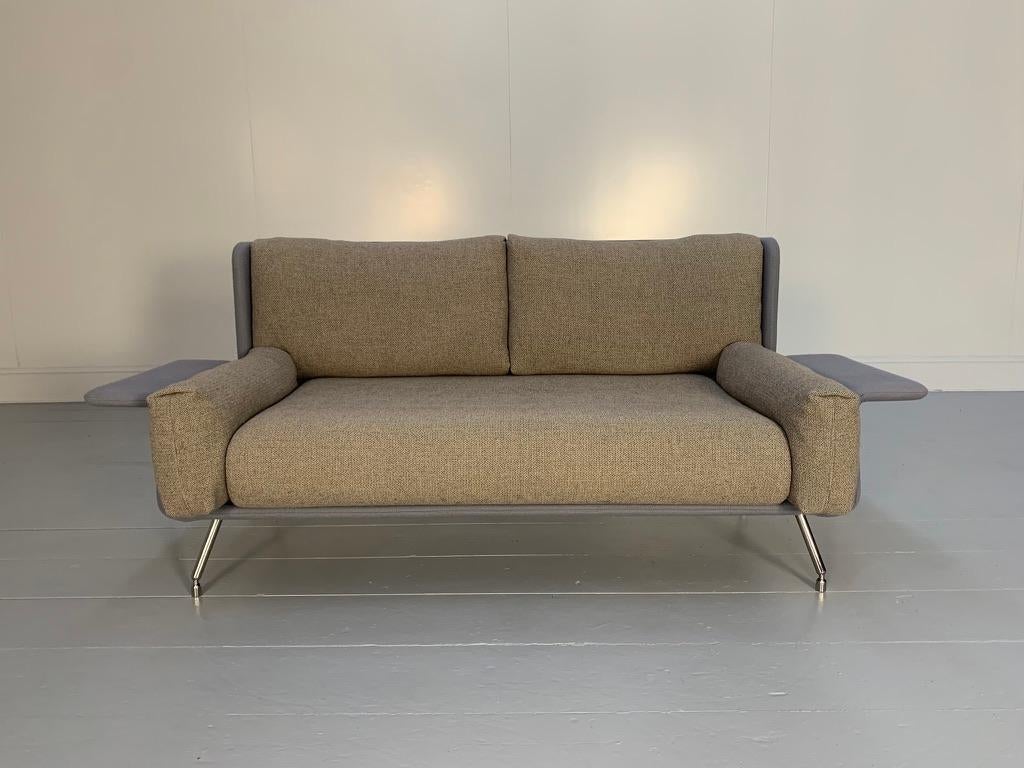 Bei diesem Angebot handelt es sich um ein seltenes, originales, kompaktes 2-Sitzer-Sofa 
