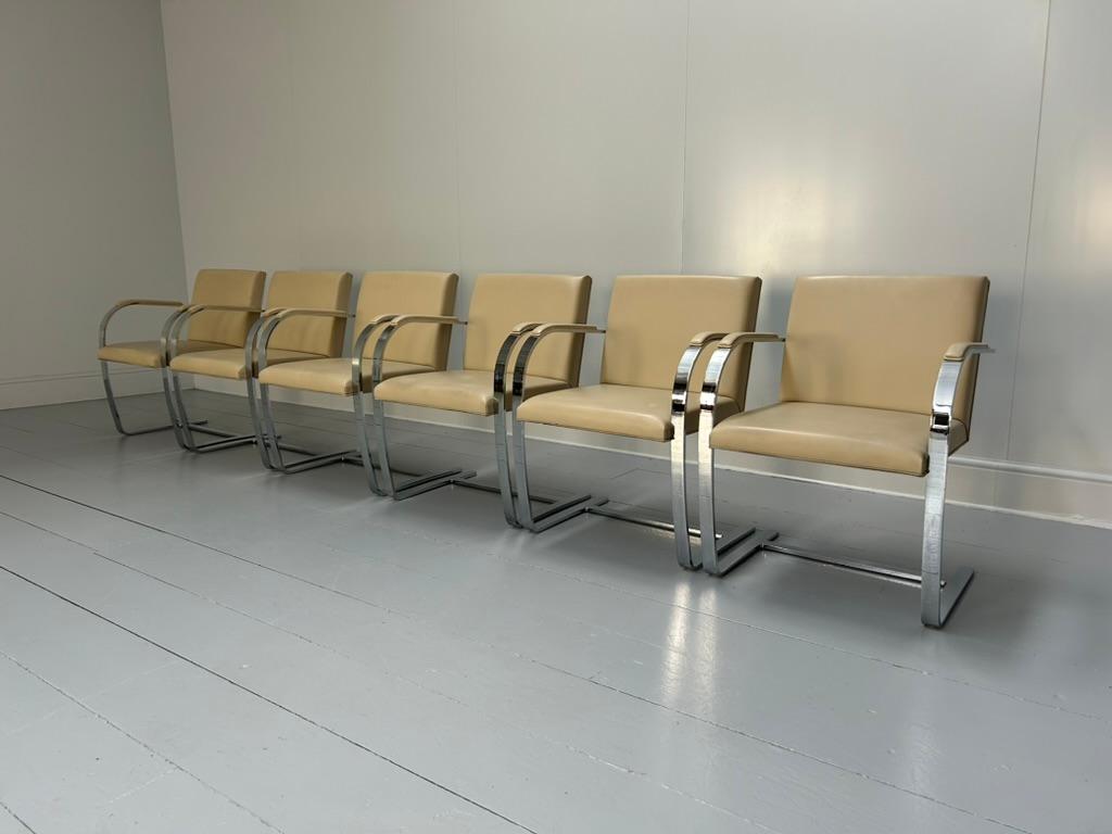 Conjunto de Mesa de Comedor Redonda y 4 Sillones 