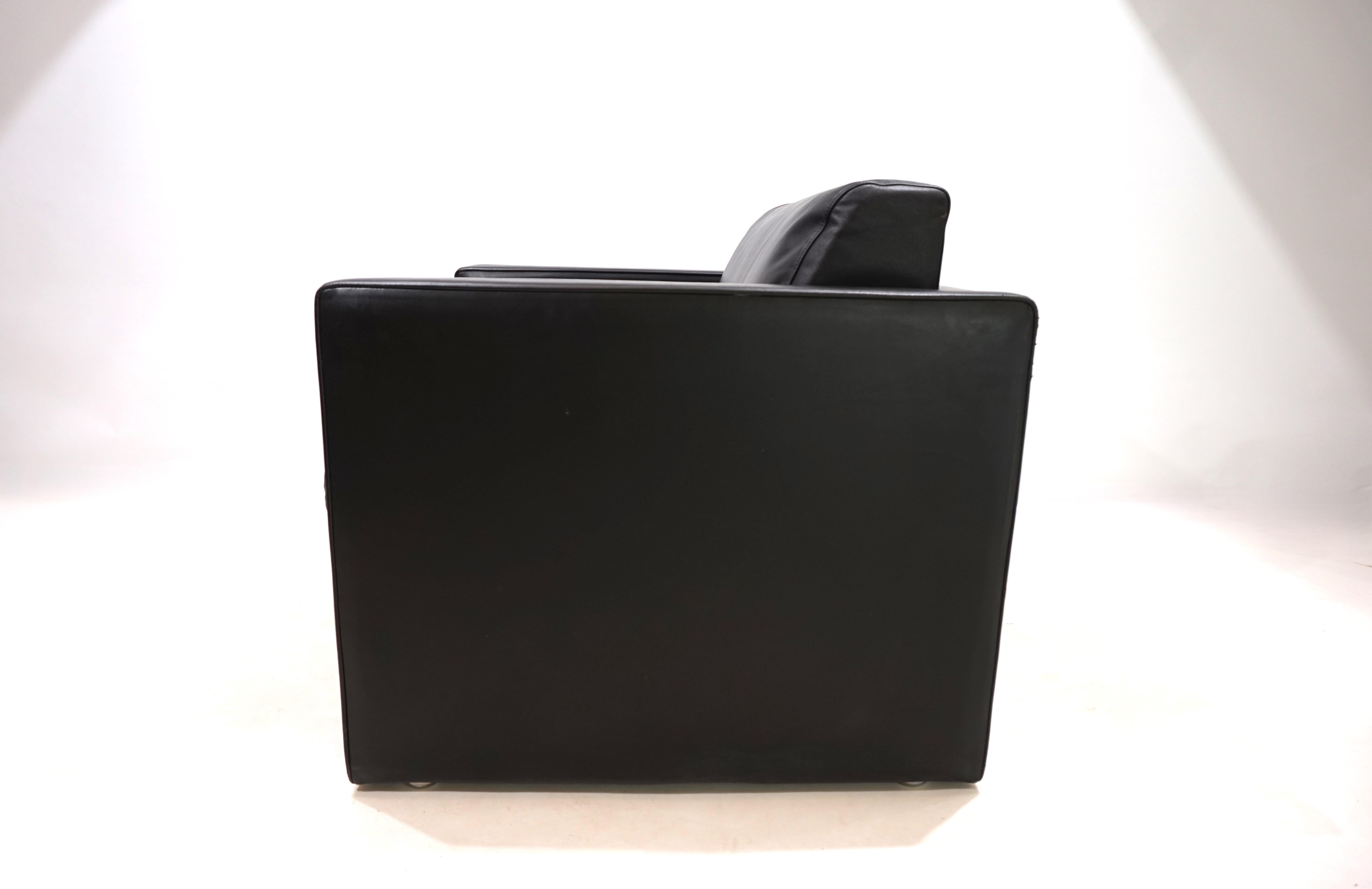 This Studio Line lounge chair by Jürgen Lange, designed in the 1970s for Walter Knoll, is in excellent condition. The high-quality black leather shows almost no signs of wear and has a very nice feel. There is only a mark of abrasion on the back and