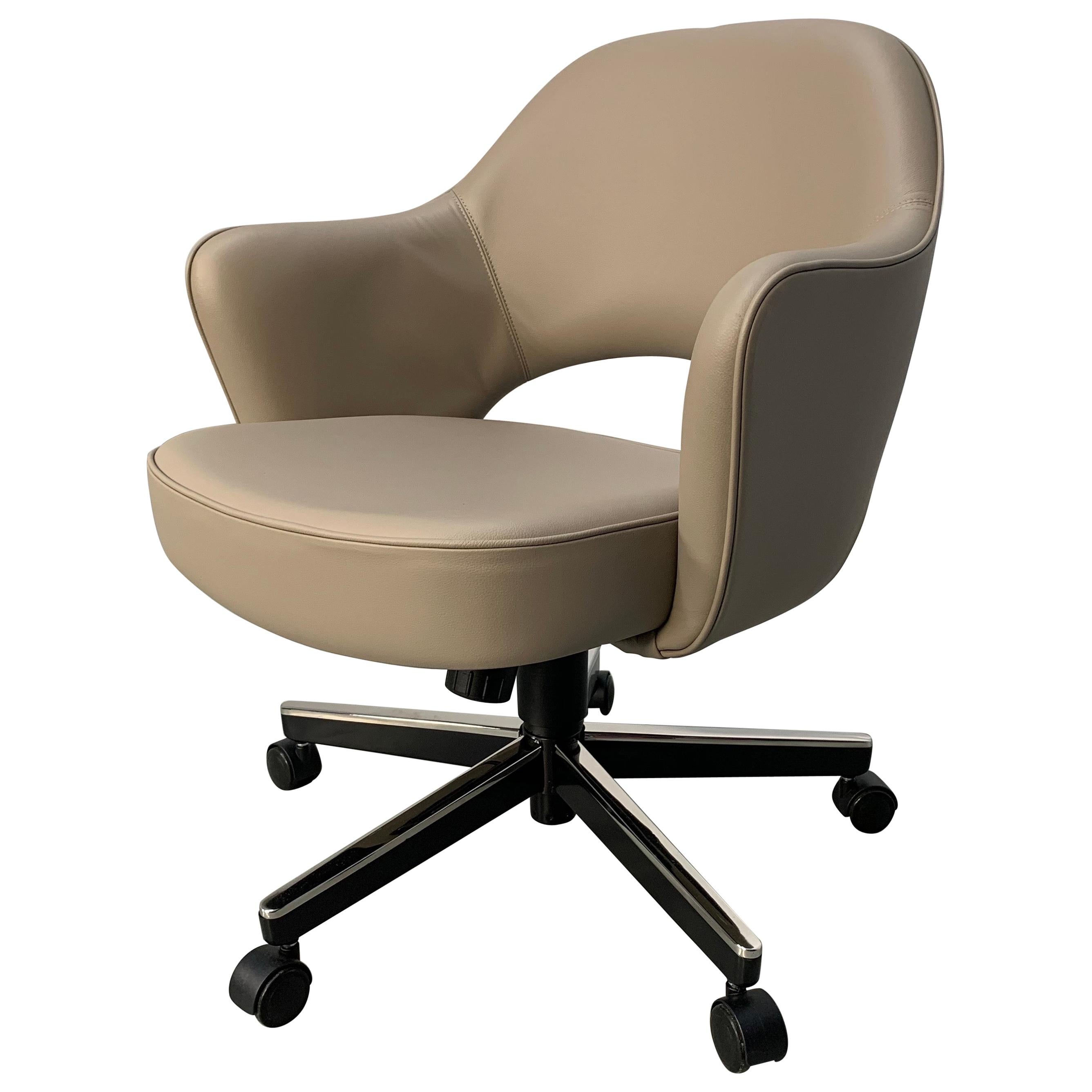 Knoll Studio "Saarinen Conference KNI-71A" Swivel Armchair in "Volo" Leather