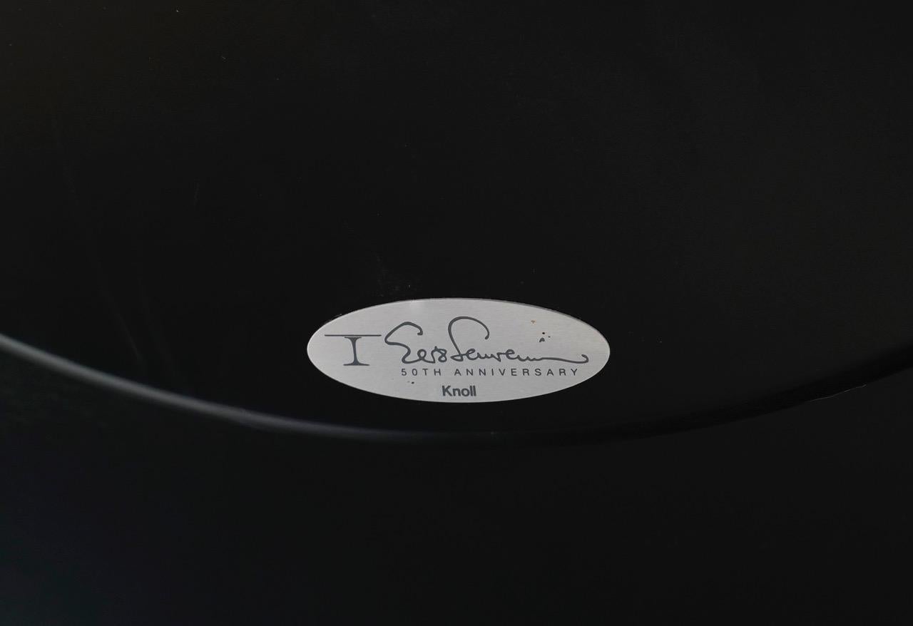 Runde Platte aus geschwärztem Nussbaum, Sockel aus schwarz lackiertem Metall, signiert,
 H 72 cm, T 120 cm,