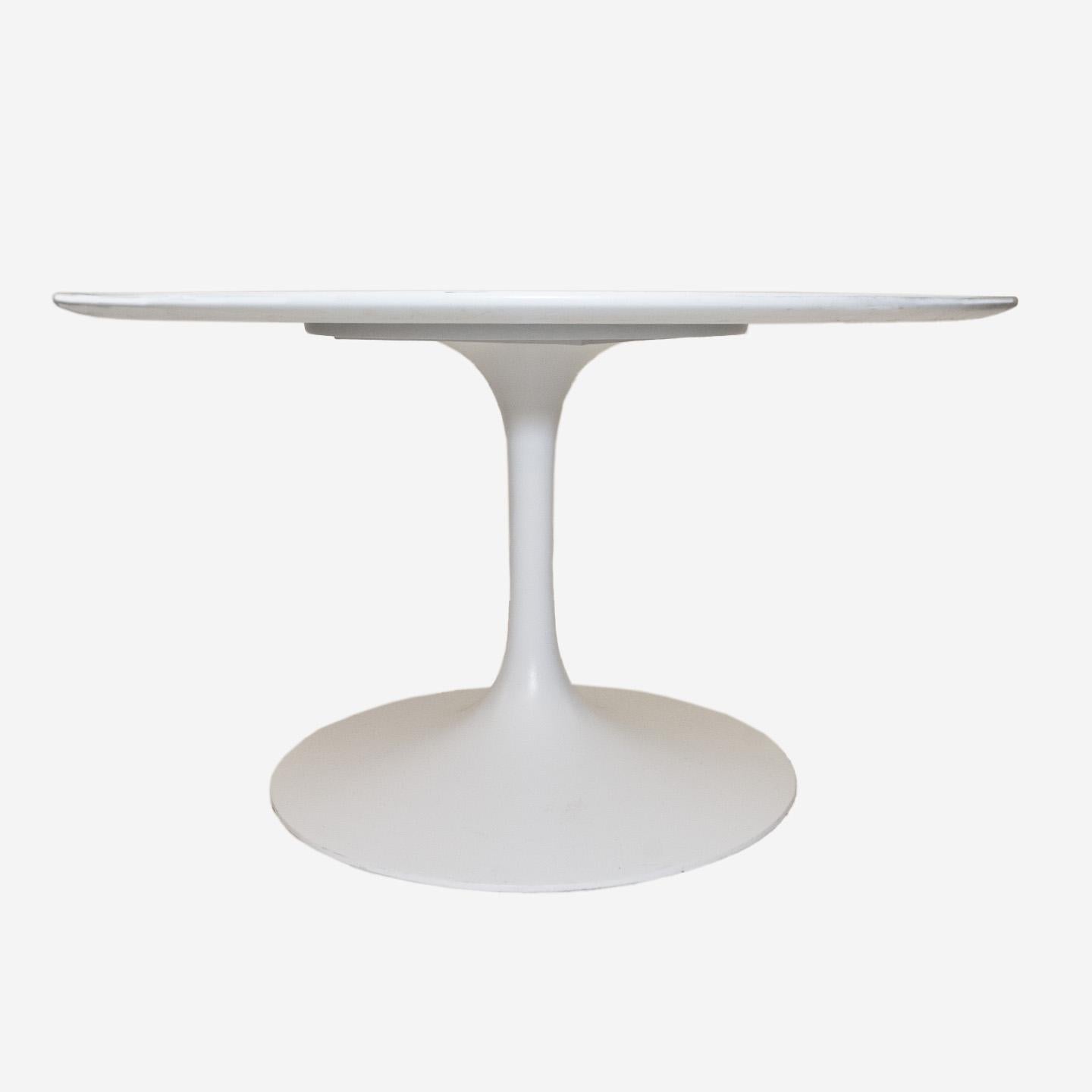 Knoll Style Round Tulip Pedestal Table In Excellent Condition In Wilton, CT