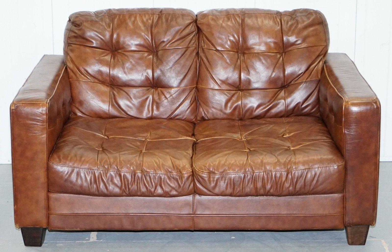 We are delighted to offer for sale this lovely vintage Knoll style aged brown leather two-seat sofa

A good looking well made and exceptionally comfortable sofa, the leather has a nice worn vintage patina to it, we have deep cleaned hand condition