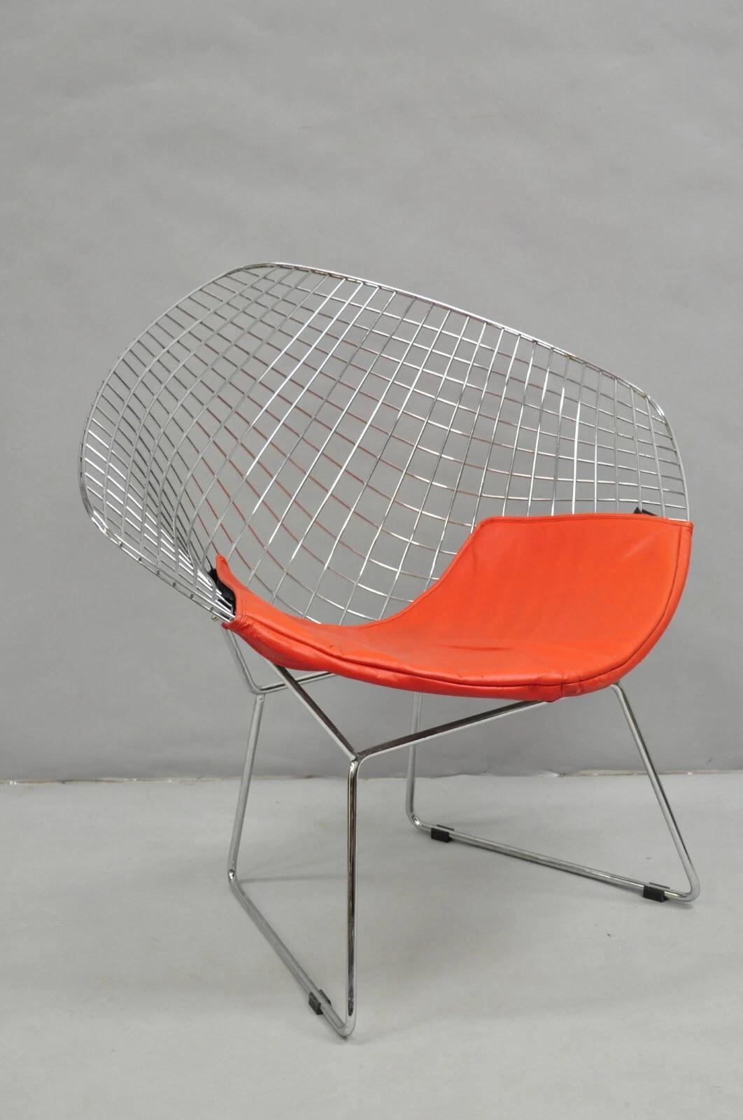 Knoll Style Bertoia Chrome Wire Metal Diamond Lounge Chair With Red Cushion (nicht authentisch). CIRCA Spätes 20. Jahrhundert. Abmessungen: 32