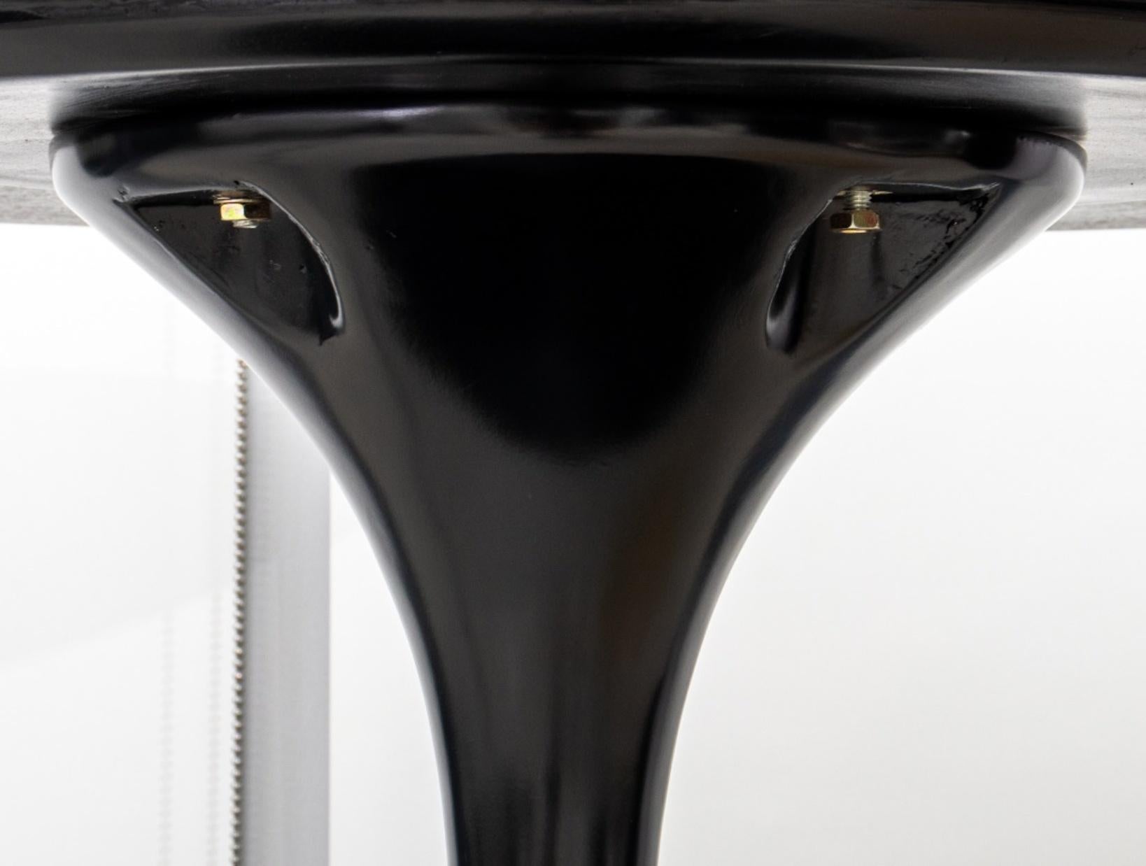 Table circulaire Tulipe noire de style Knoll Bon état - En vente à New York, NY