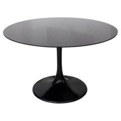 Table circulaire Tulipe noire de style Knoll