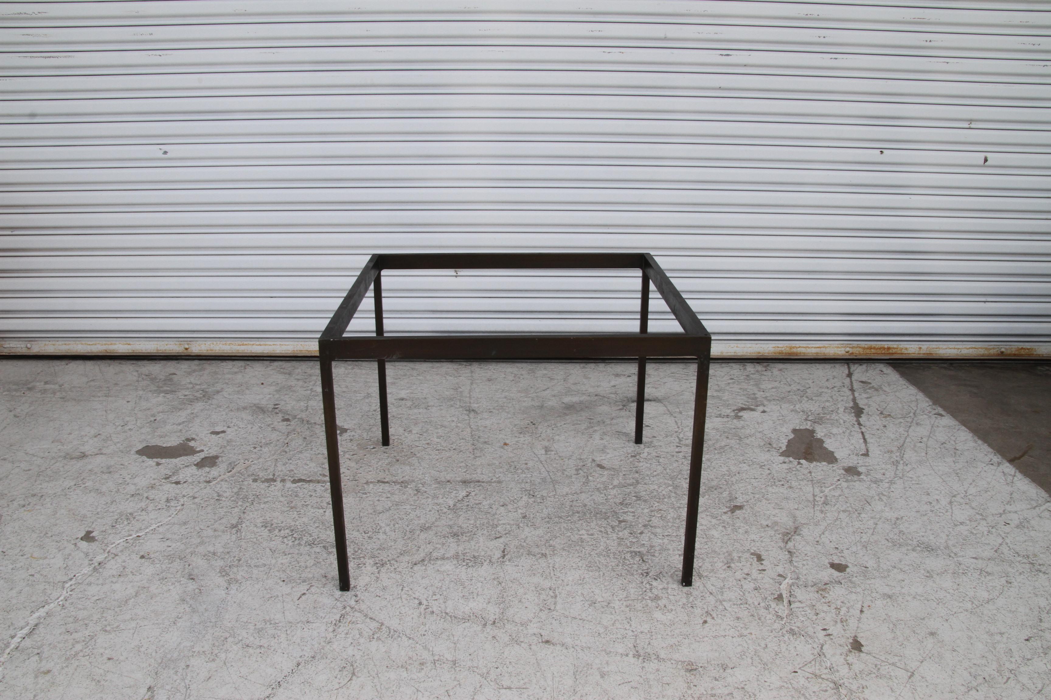 Acier Nicos Zographos Table basse à base de bronze avec plateau en verre en vente