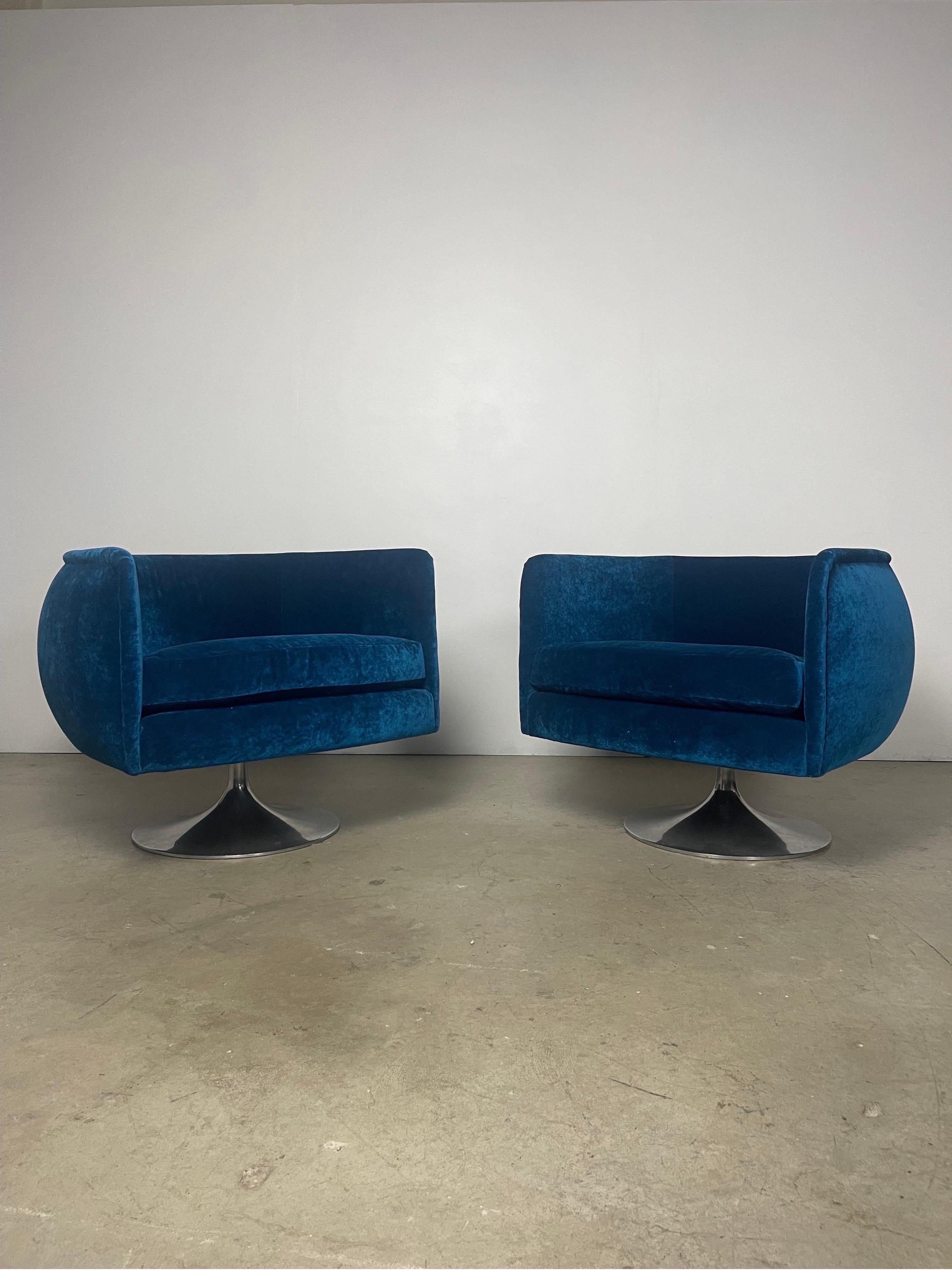 Set of two chairs manufactured by Knoll and designed by Joe D’Urso. Upholstered in blue velvet. Minor wear to the steel swivel bases. Upholstery is in great condition, completely restored. 