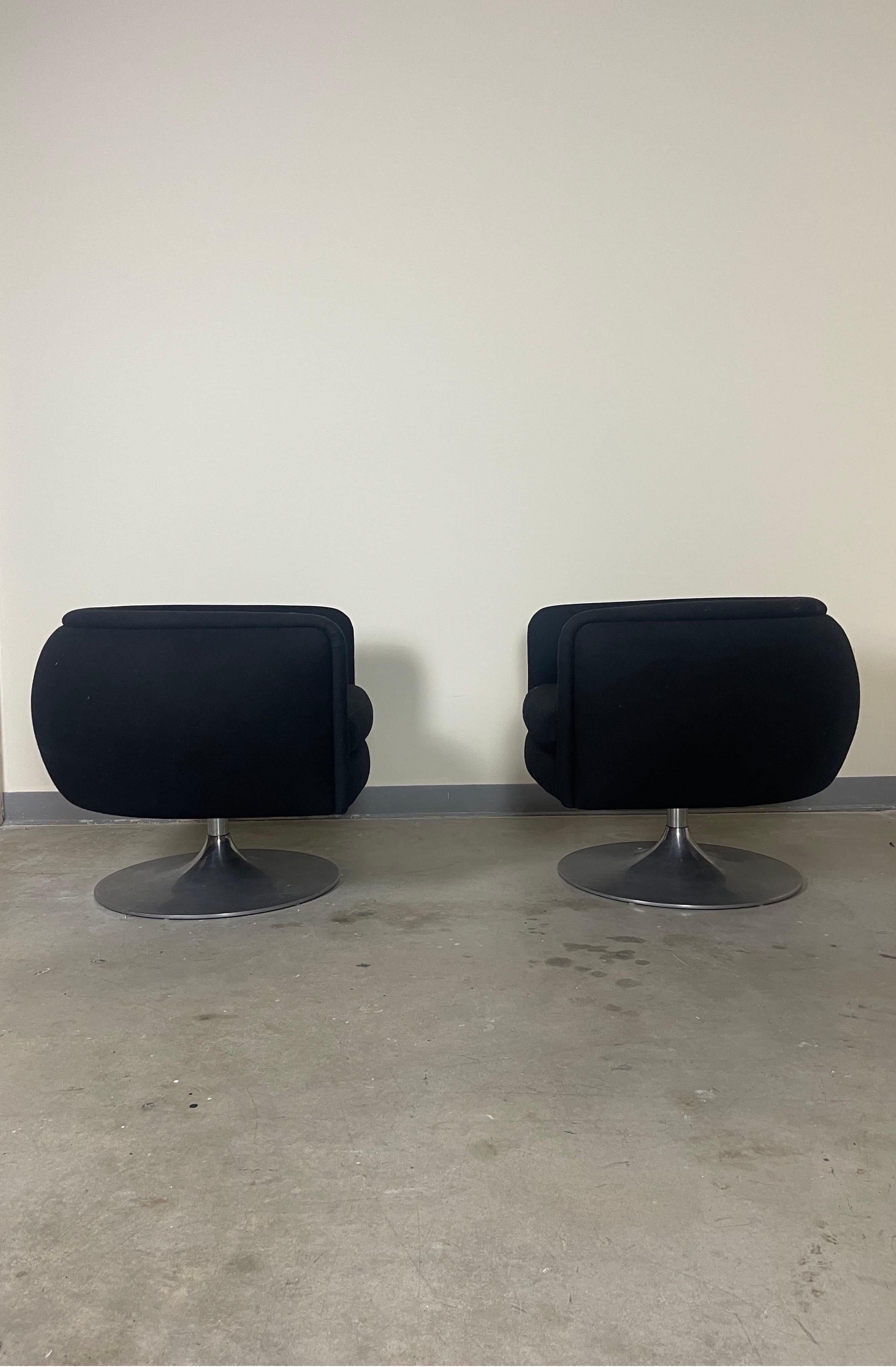 Post-Modern Knoll Swivel Club Chairs by Joe D’urso in Wool