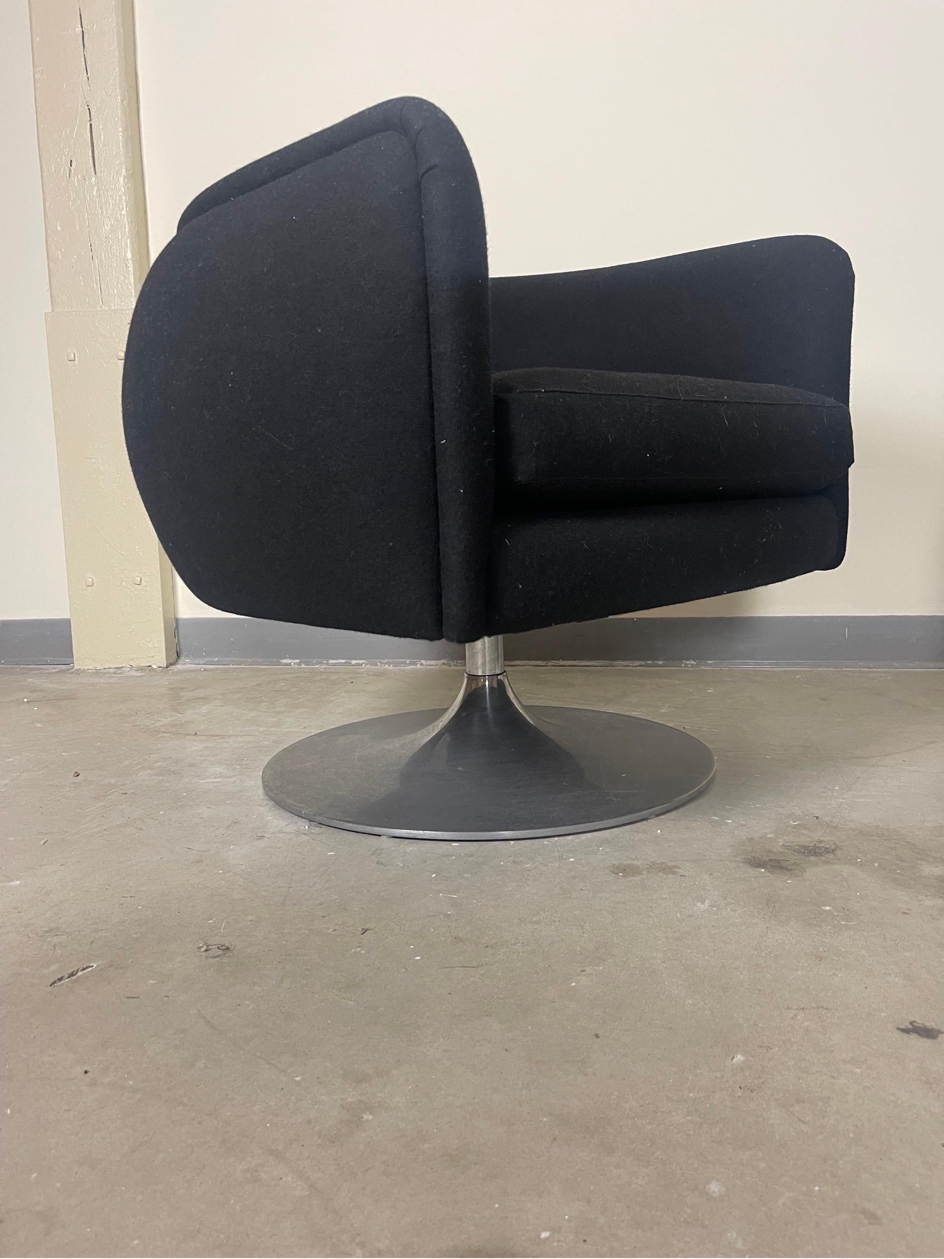 Knoll Swivel Club Chairs by Joe D’urso in Wool In Good Condition In Providence, RI