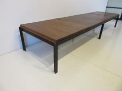 Table basse / banc Knoll encadré en forme de T en noyer